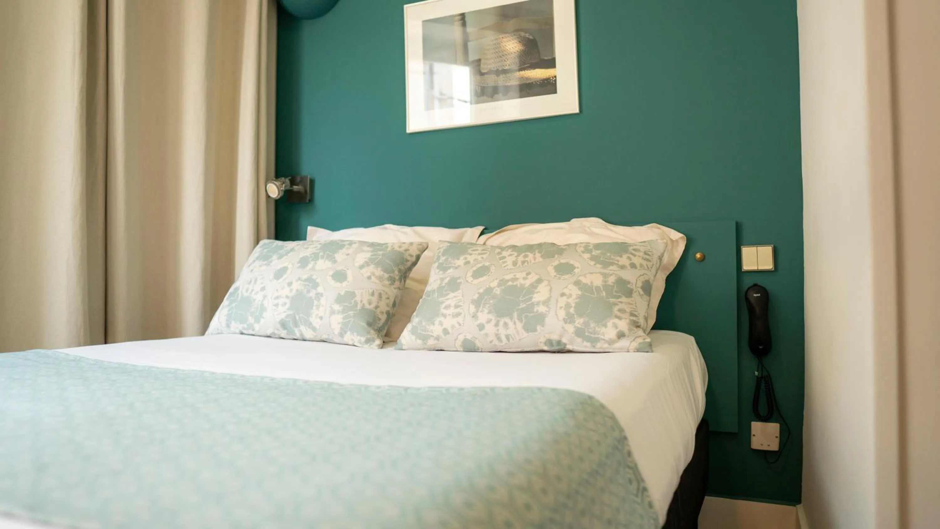 Photo of the whole room, Bed in Plazza Hotel