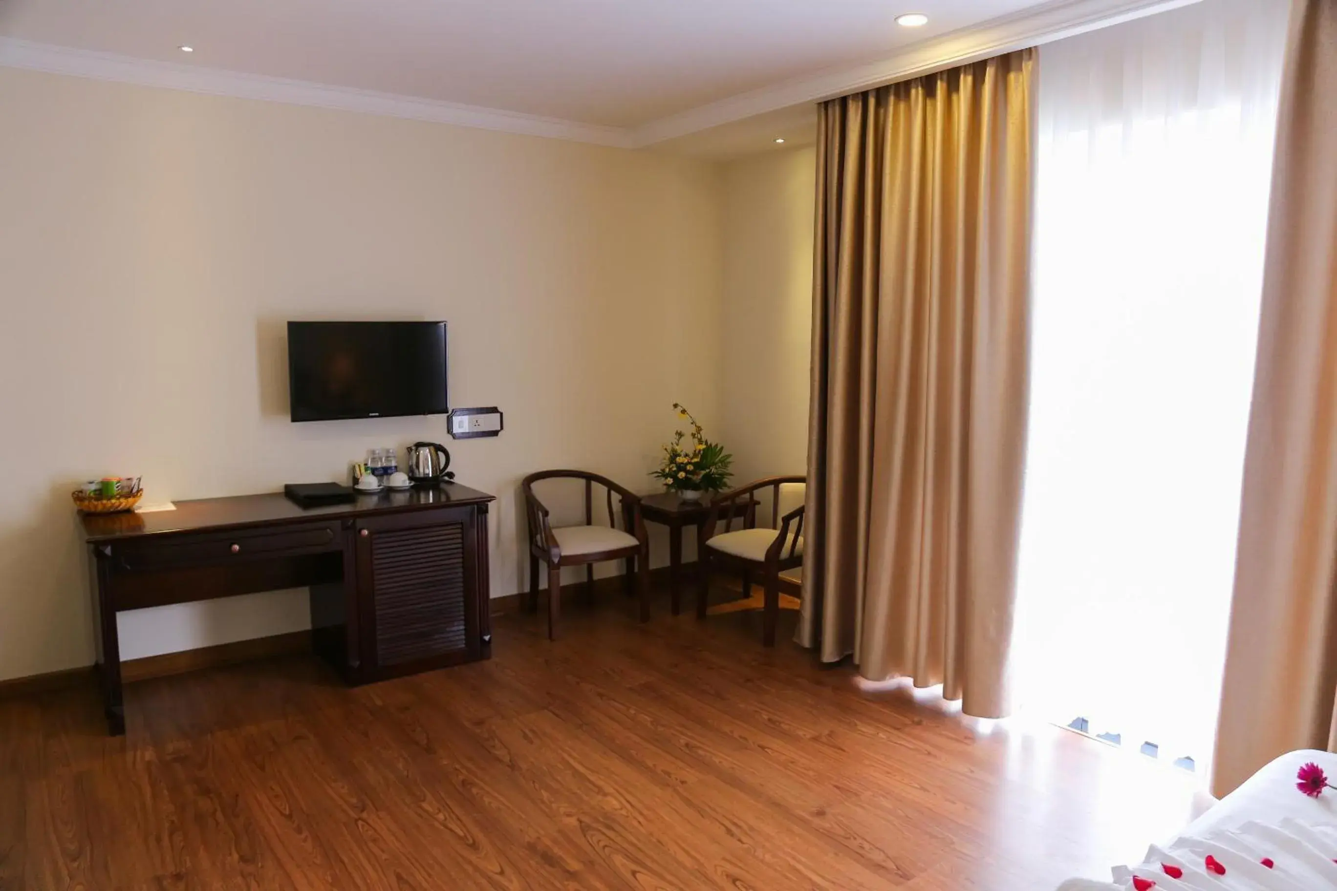 Day, TV/Entertainment Center in Iris Dalat Hotel