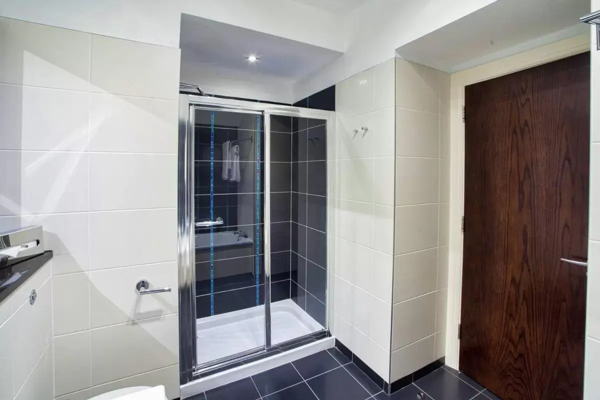 Shower, Bathroom in Carlton Hotel Blanchardstown