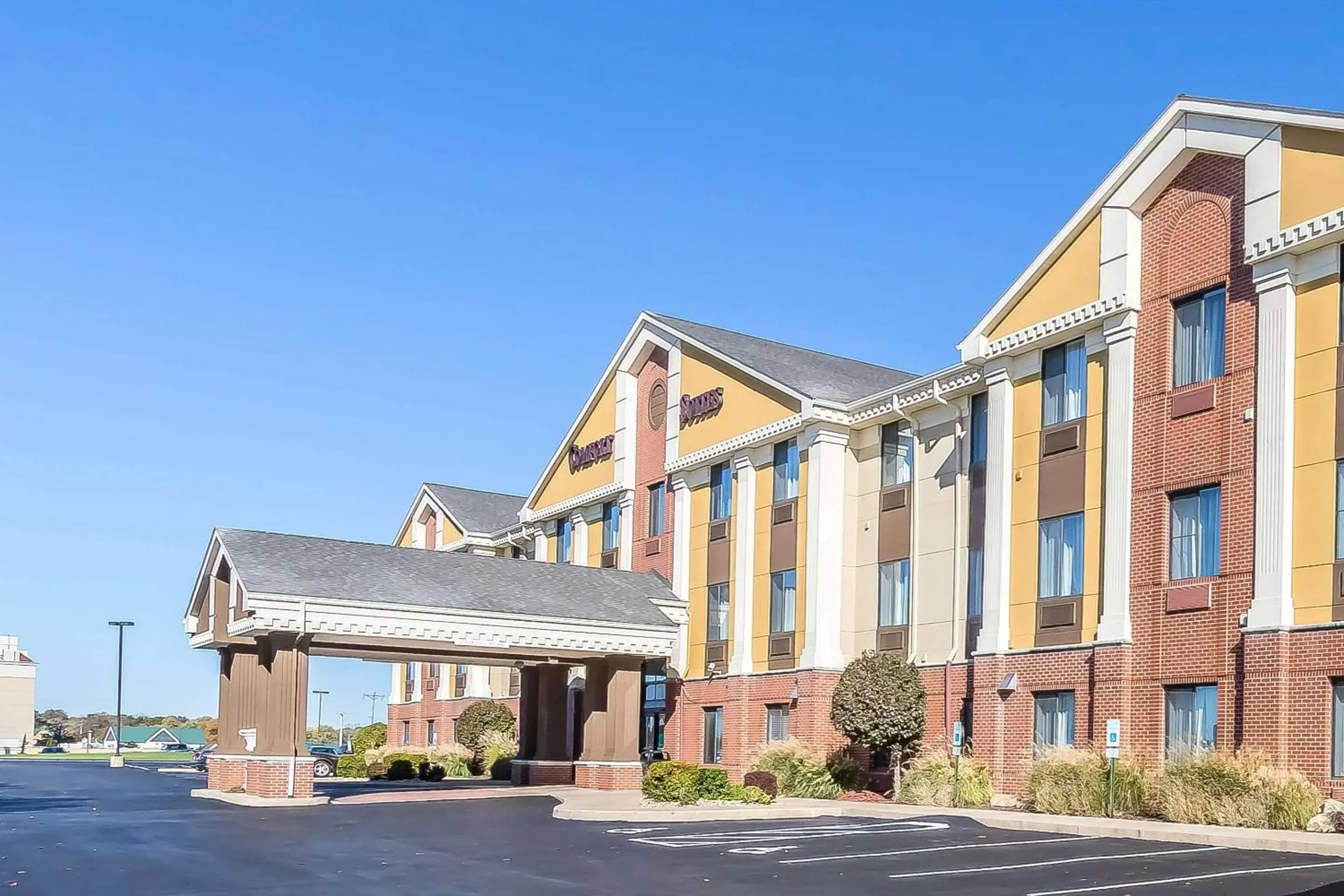 Property Building in Comfort Suites St Charles-St Louis