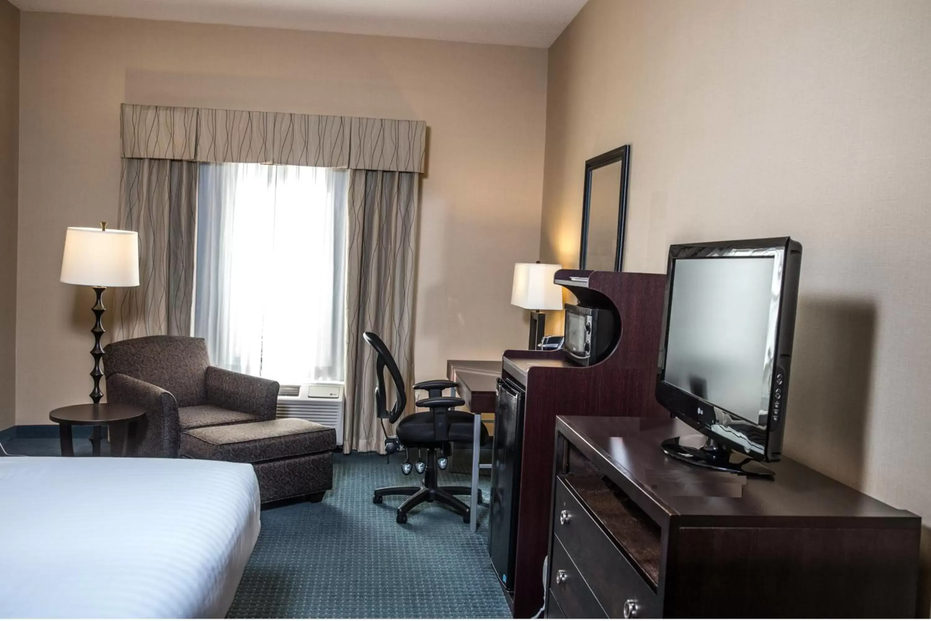 Photo of the whole room, TV/Entertainment Center in Holiday Inn Express Hotel & Suites - Novi, an IHG Hotel