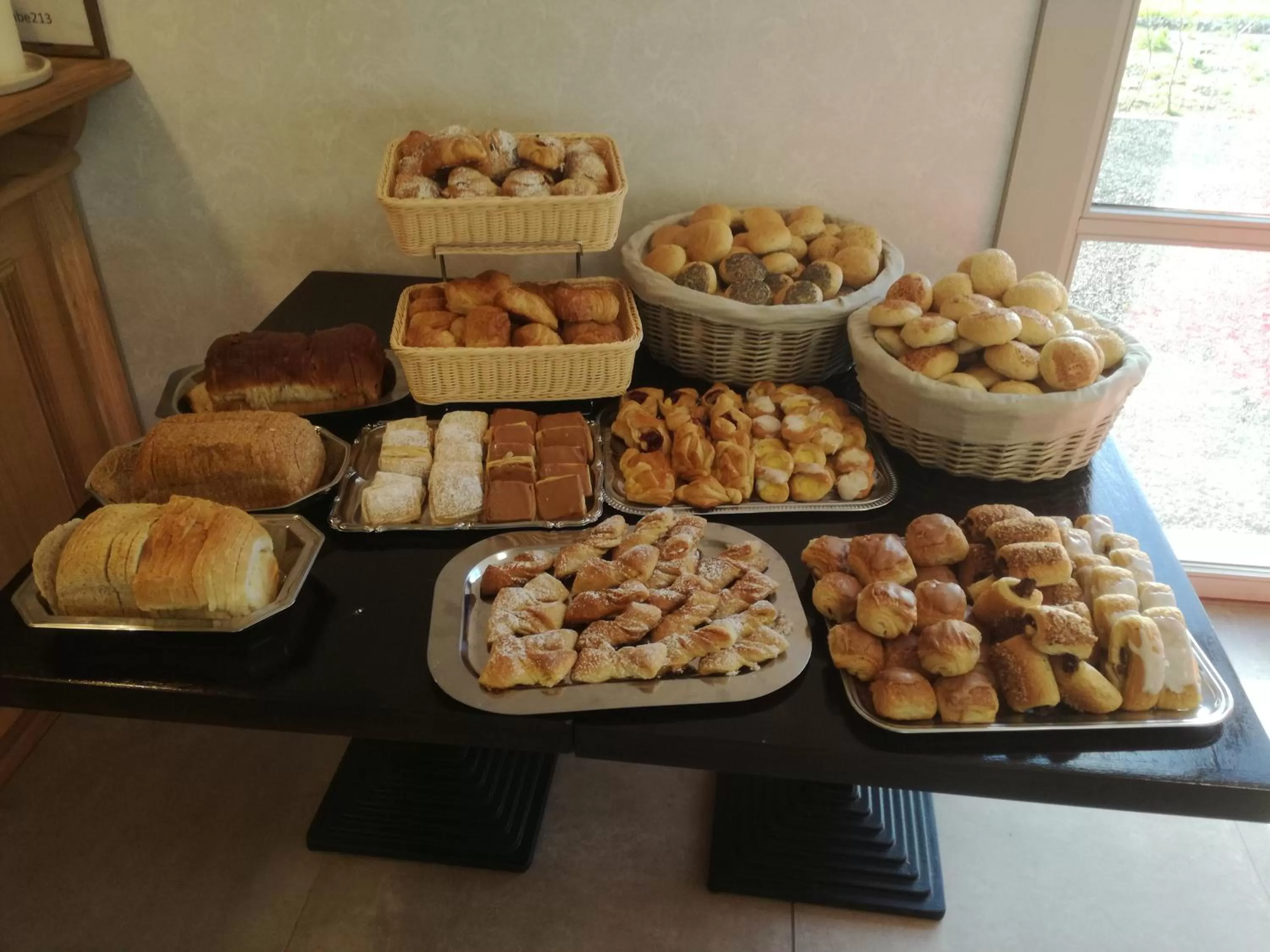 Buffet breakfast in B&B Allegambe's Goed