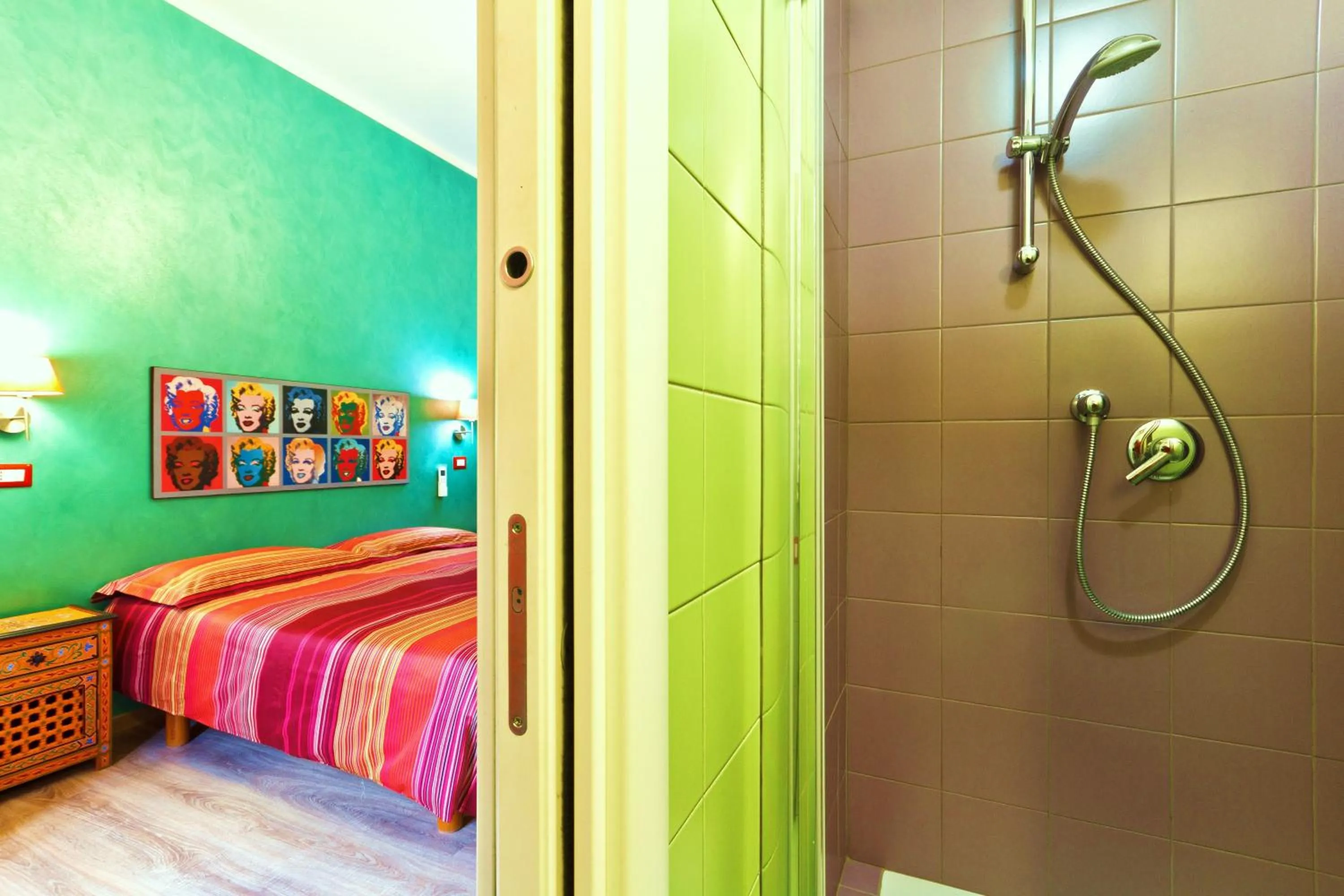 Photo of the whole room, Bed in Dream Station