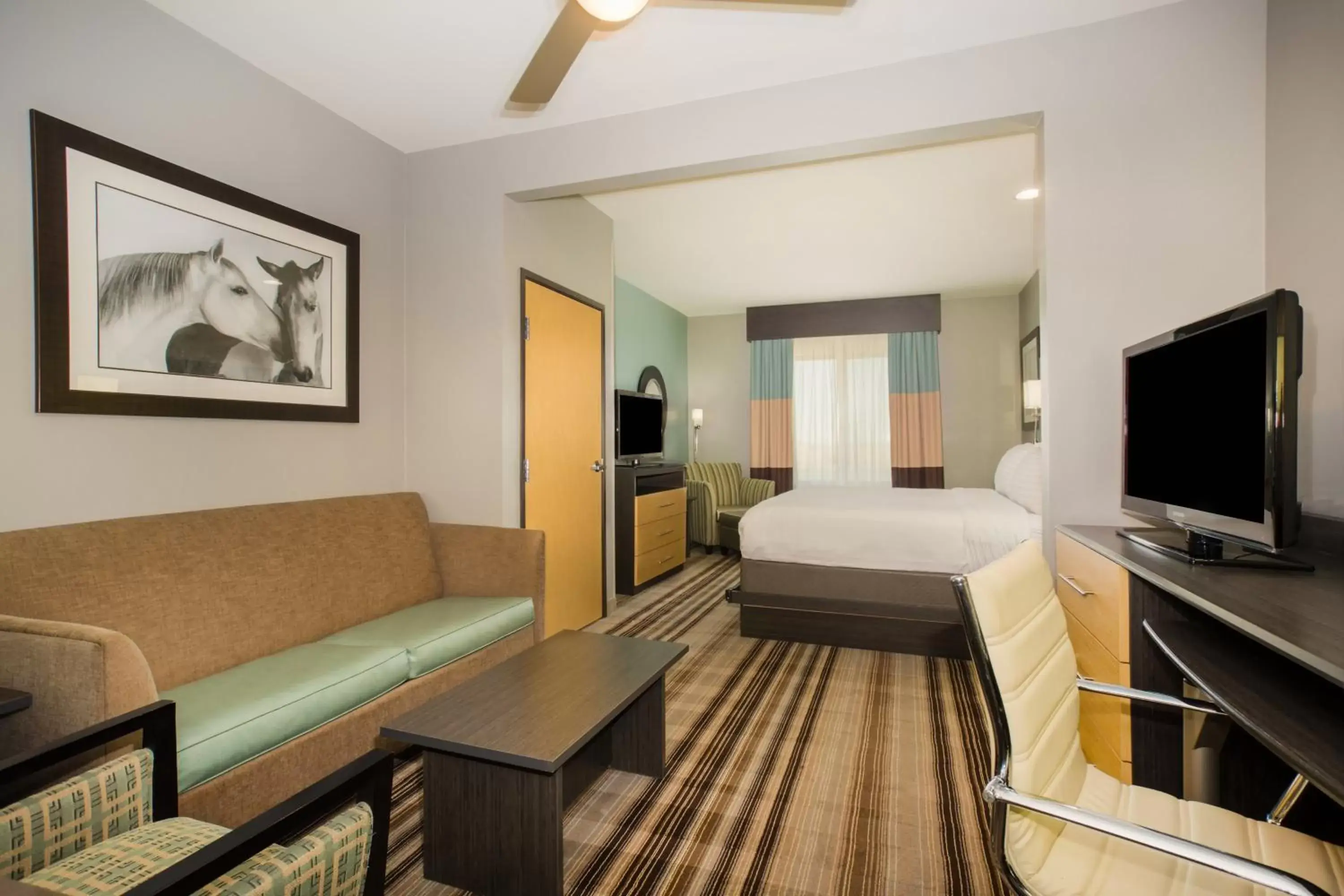 Photo of the whole room, Seating Area in Holiday Inn Express & Suites Amarillo West, an IHG Hotel