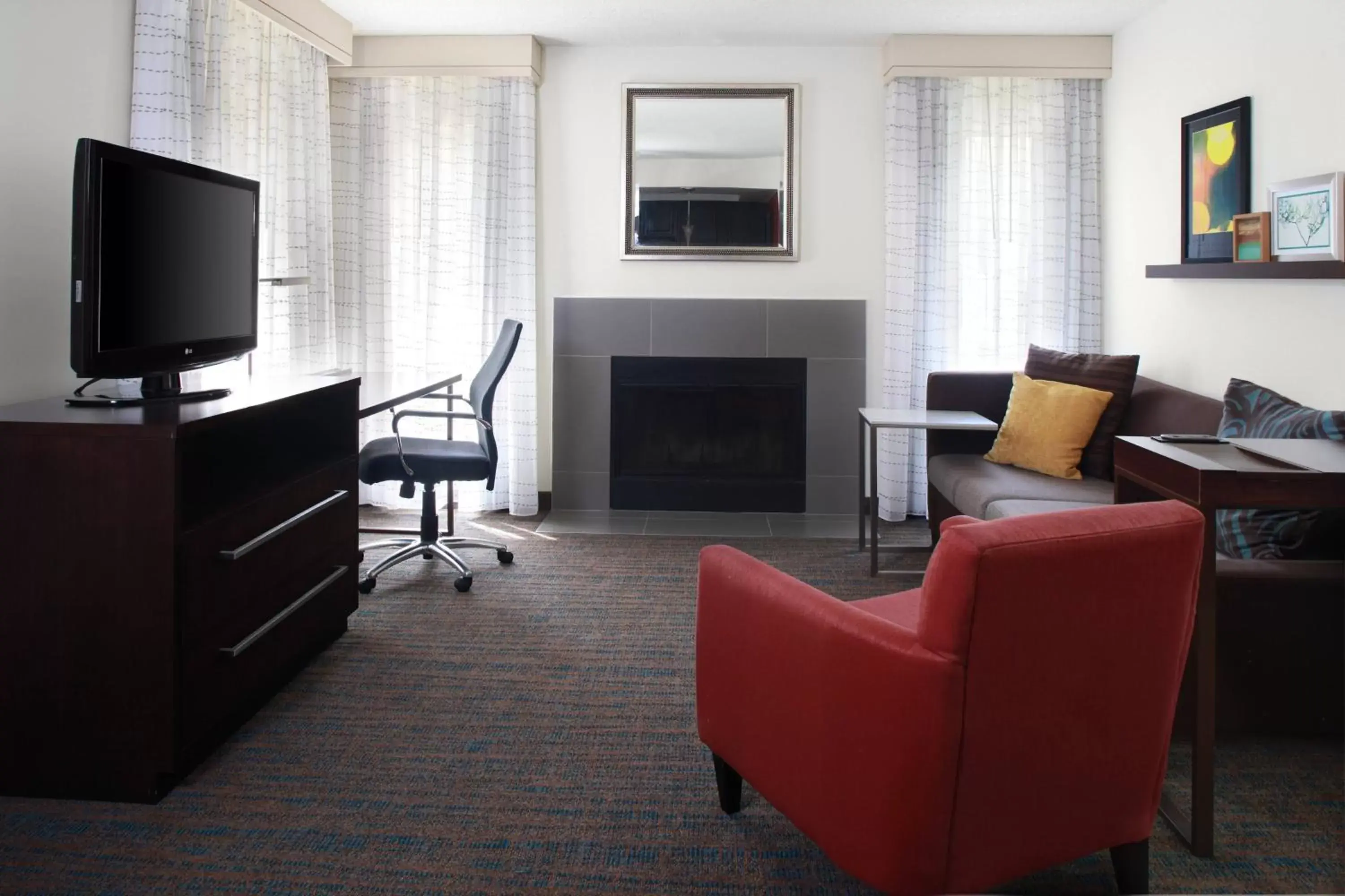Living room, TV/Entertainment Center in Residence Inn by Marriott Cleveland Independence