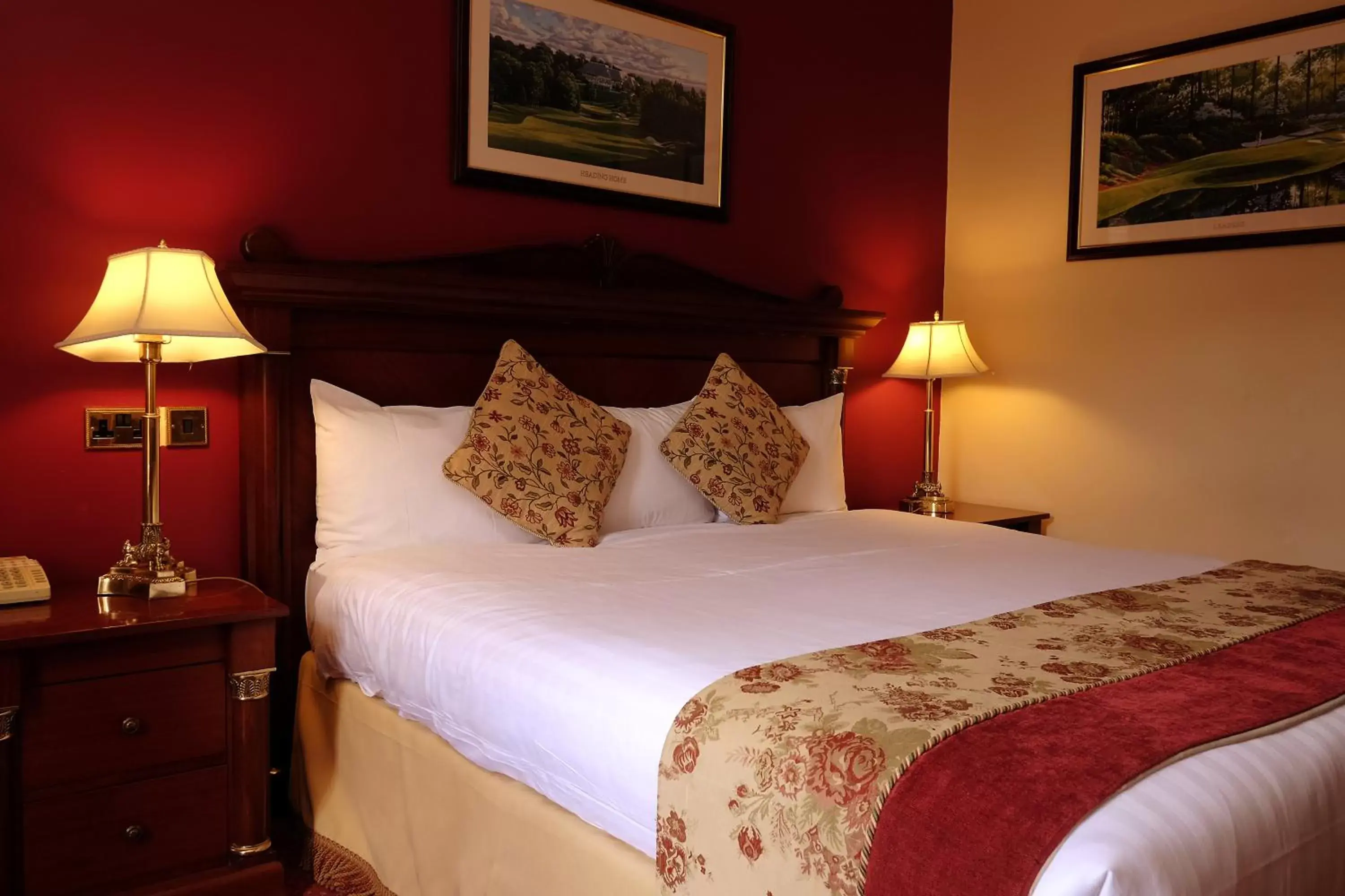 Bed in Racket Hall Country House Golf & Conference Hotel