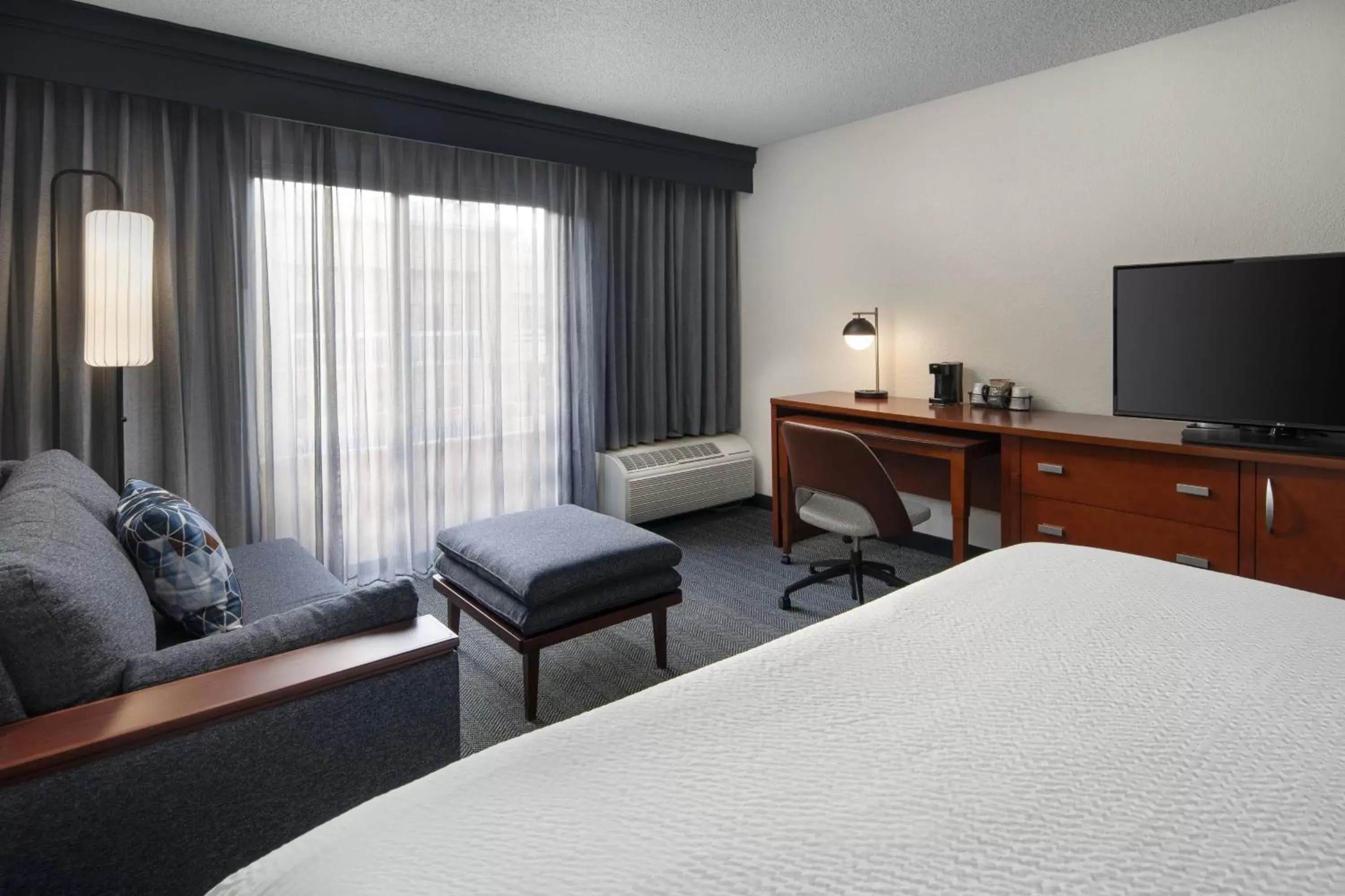 Photo of the whole room, TV/Entertainment Center in Courtyard by Marriott Palm Springs