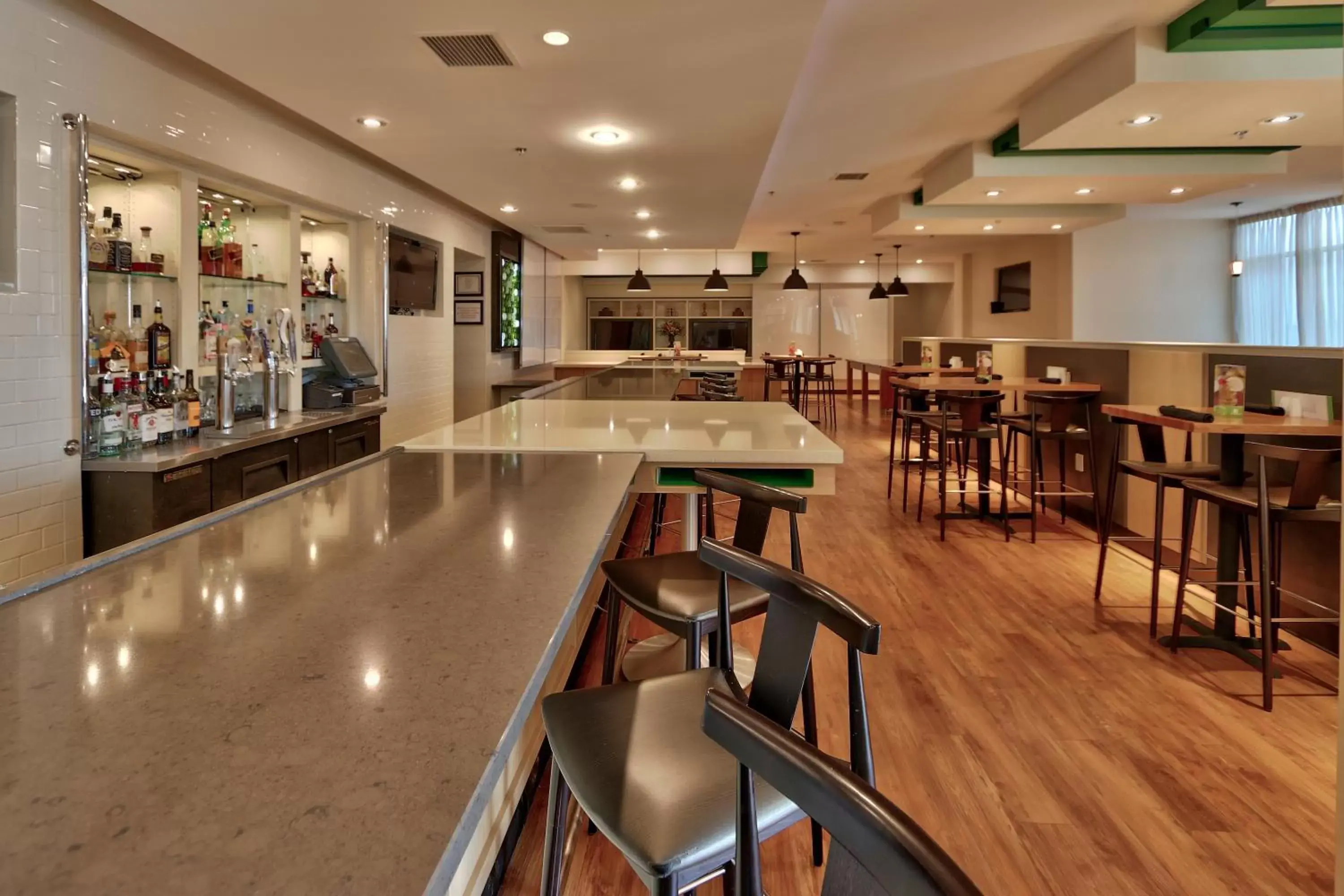 Lounge or bar, Restaurant/Places to Eat in Holiday Inn Roswell, an IHG Hotel