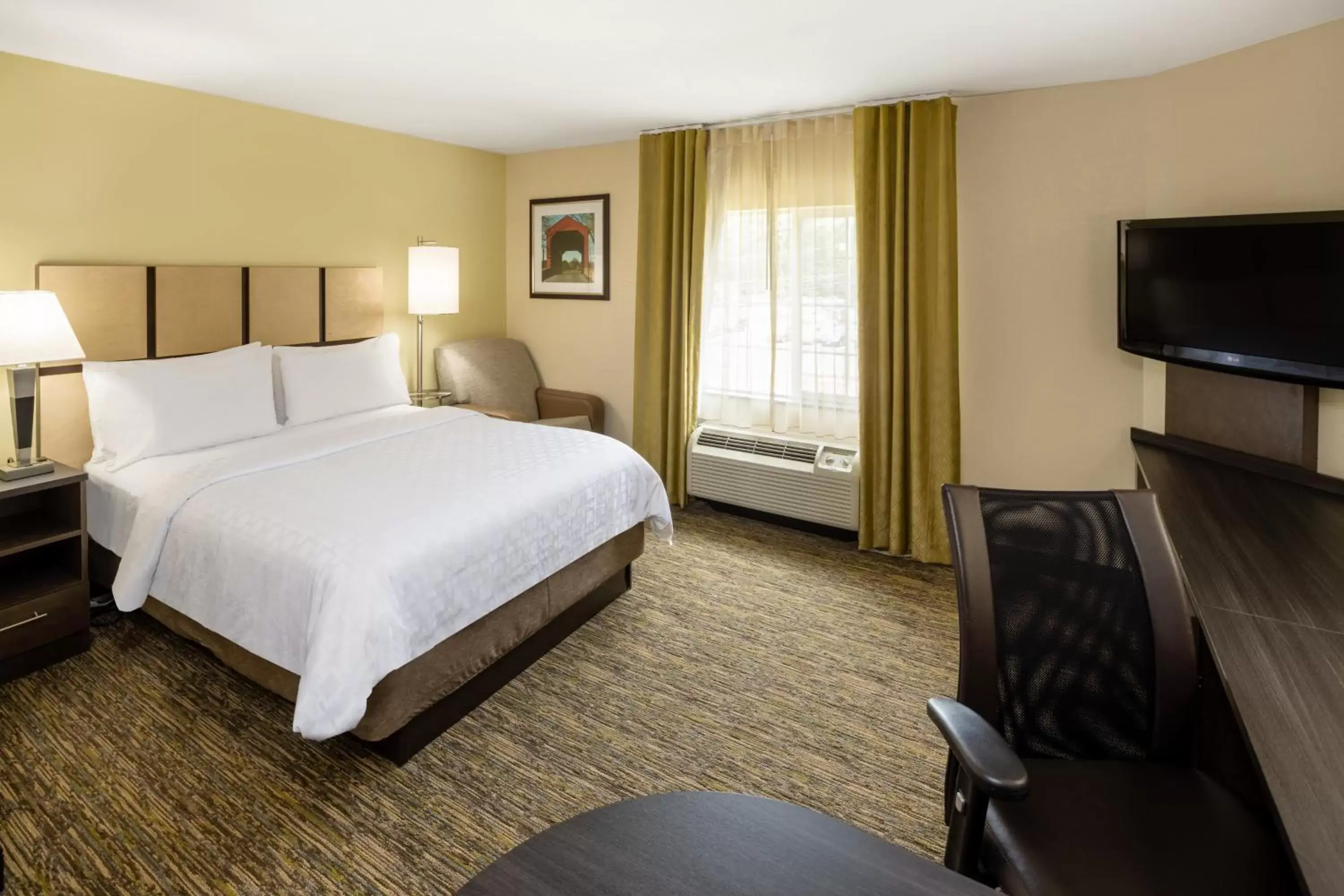 Photo of the whole room, Bed in Candlewood Suites Windsor Locks, an IHG Hotel