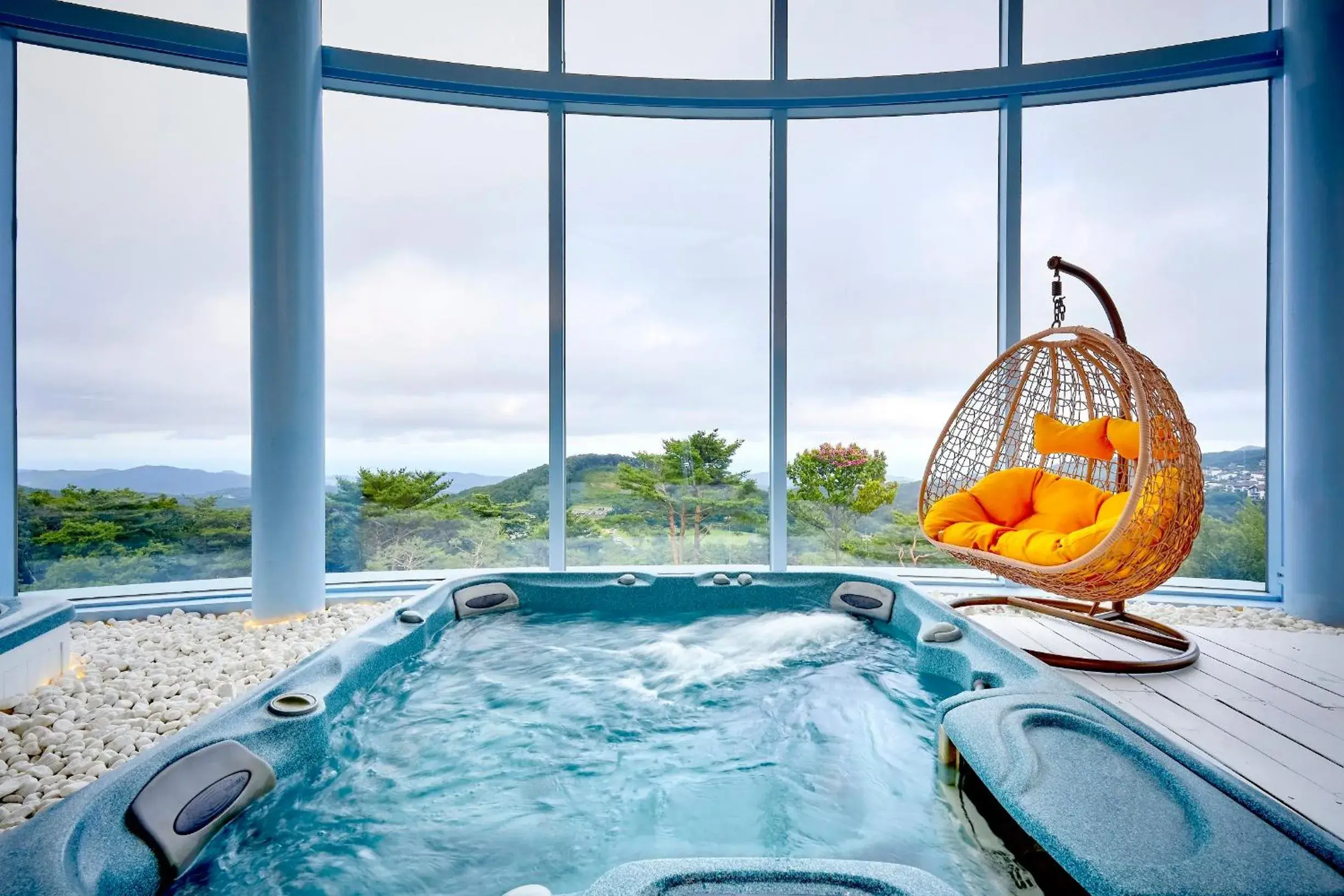 Hot Tub, Swimming Pool in Mauna Ocean Resort