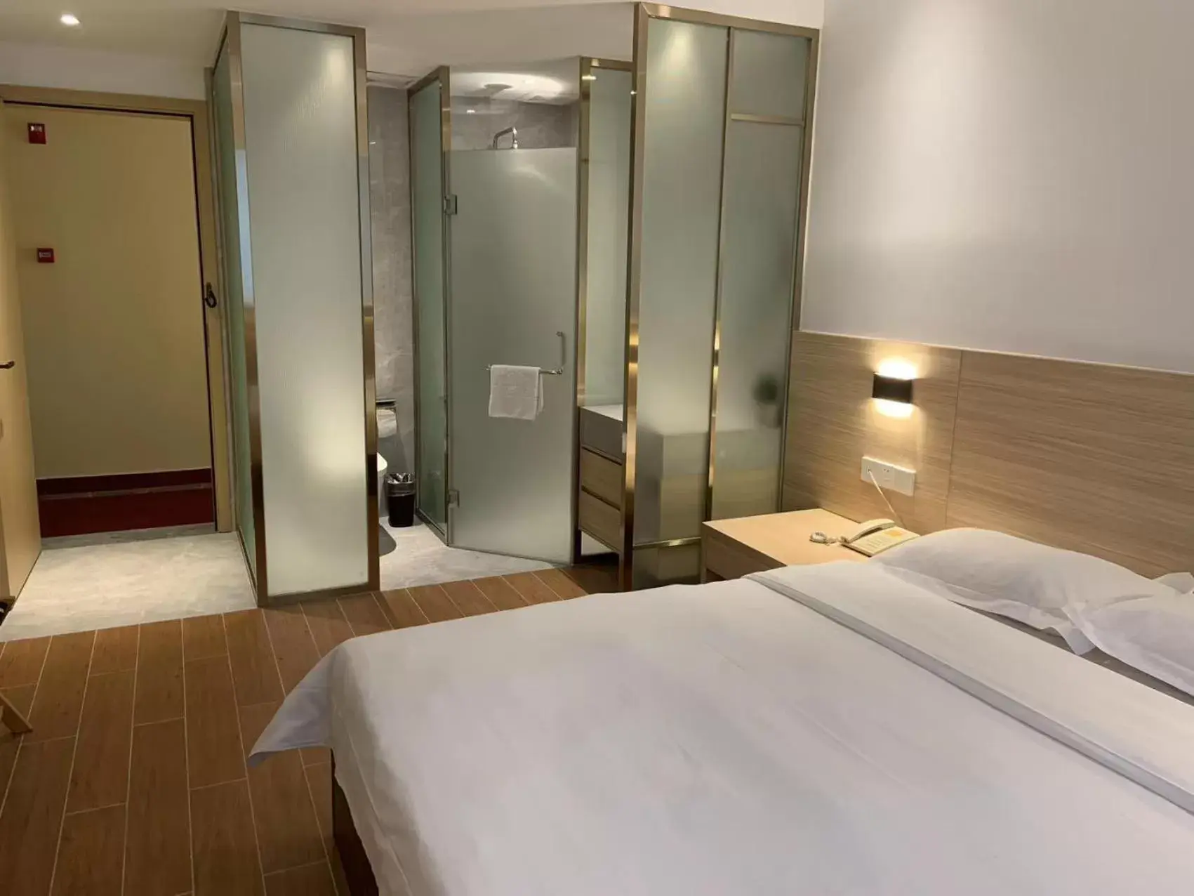 Bathroom, Bed in Guangzhou Fangyuan Hotel