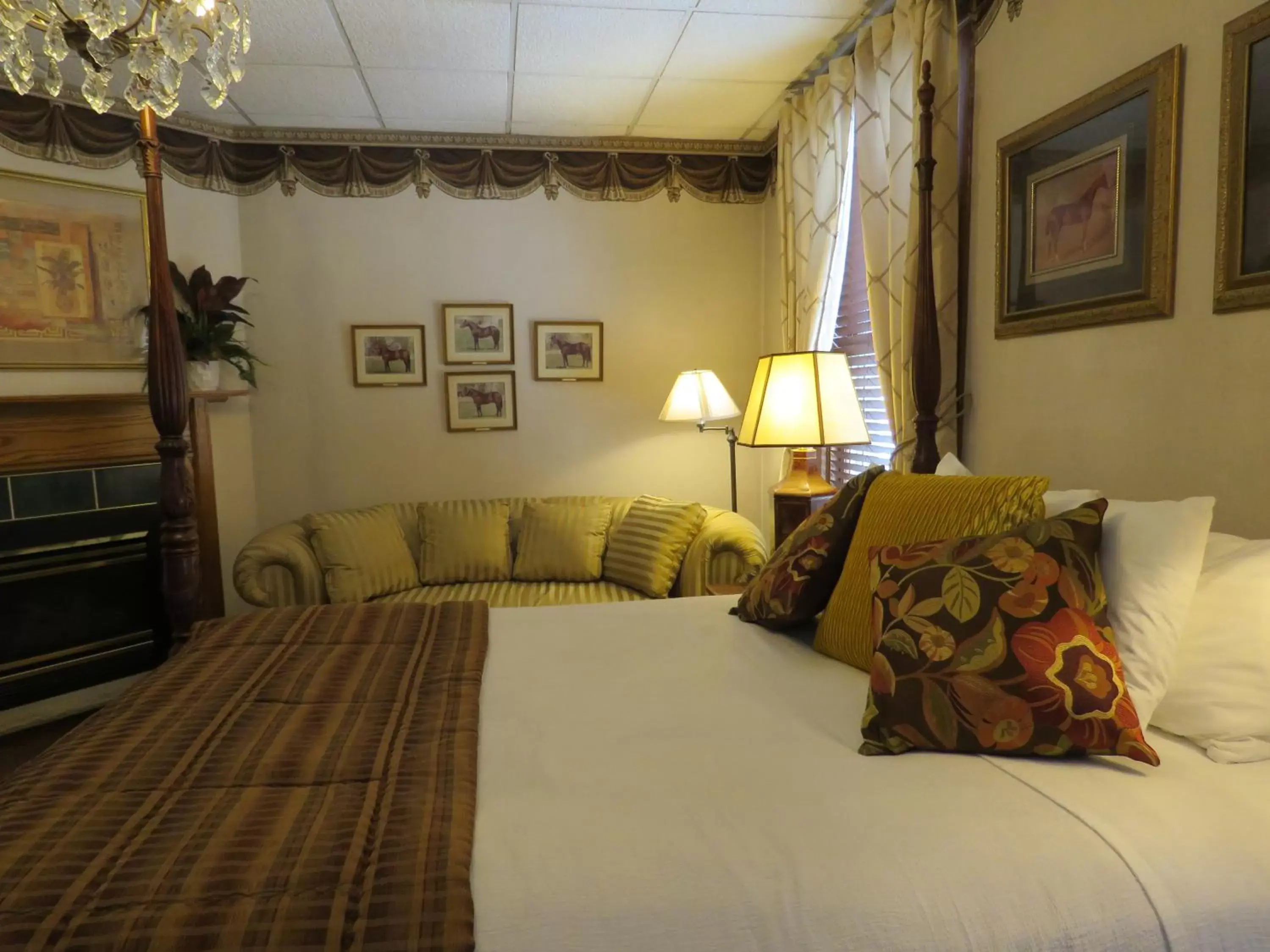 Bed in Altland House Inn & Suites