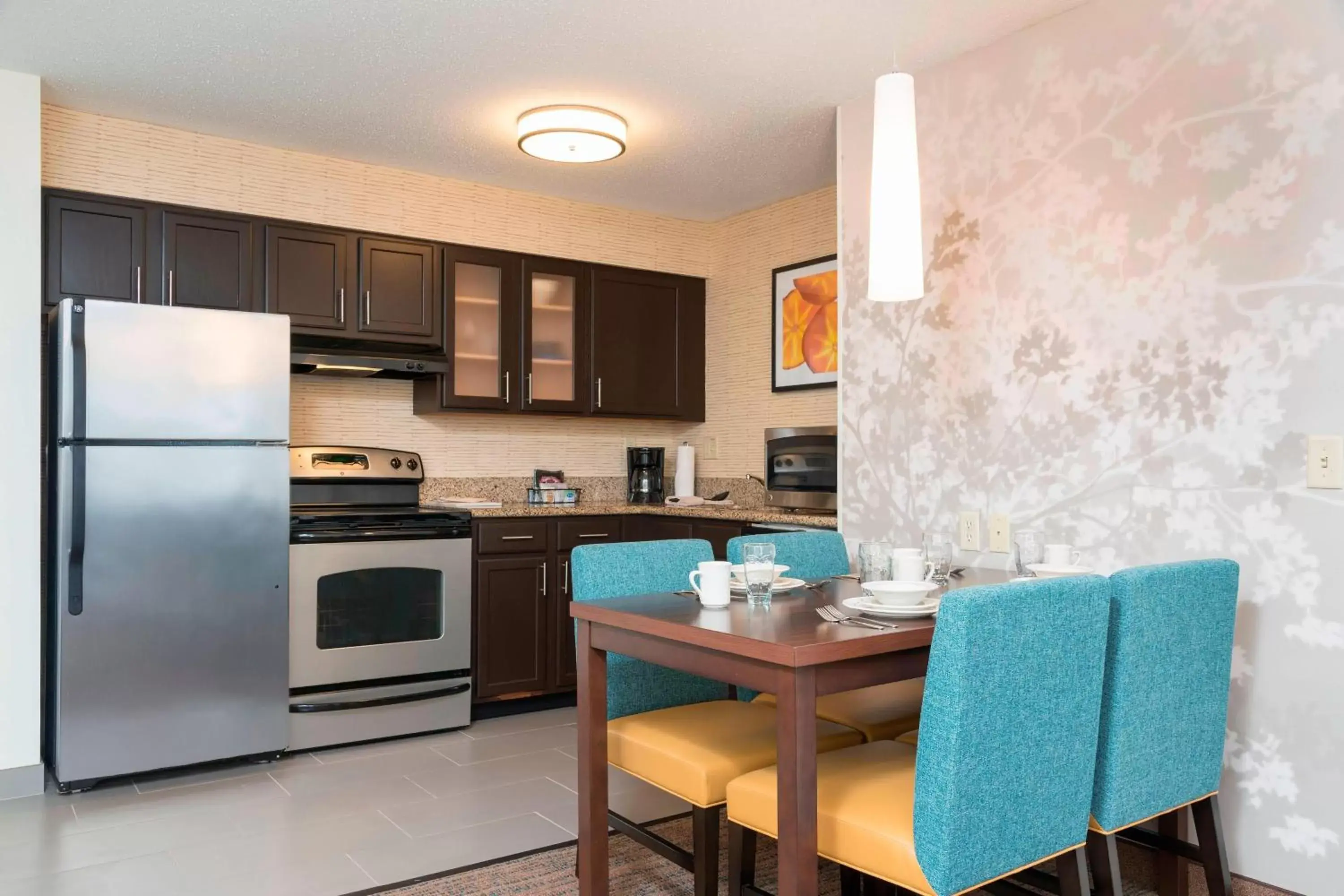 Bedroom, Kitchen/Kitchenette in Residence Inn by Marriott Grand Rapids West