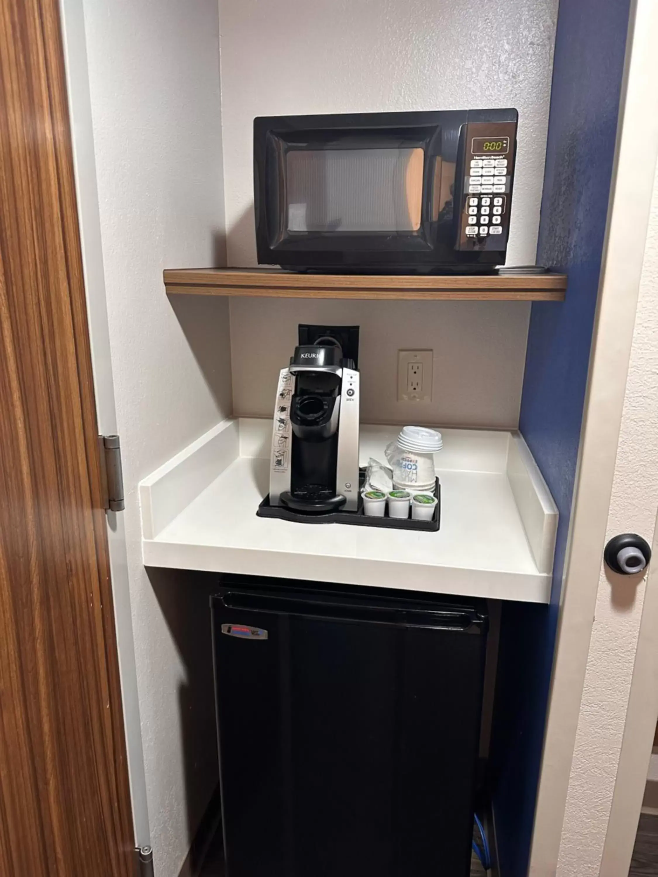 Coffee/tea facilities, Kitchen/Kitchenette in Holiday Inn Express Hotel and Suites Mesquite, an IHG Hotel