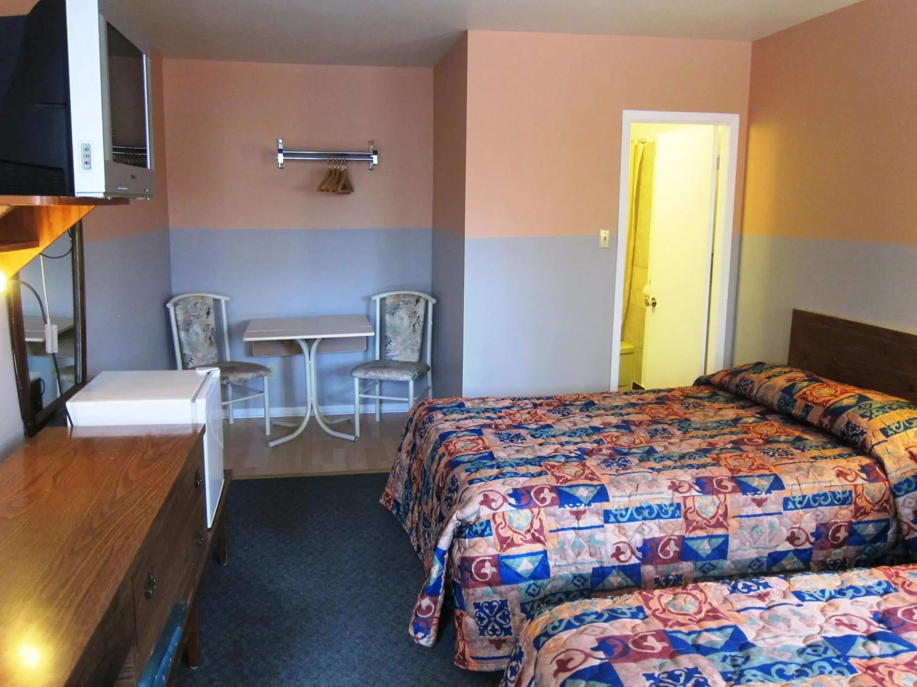 Photo of the whole room in Norfolk Motel