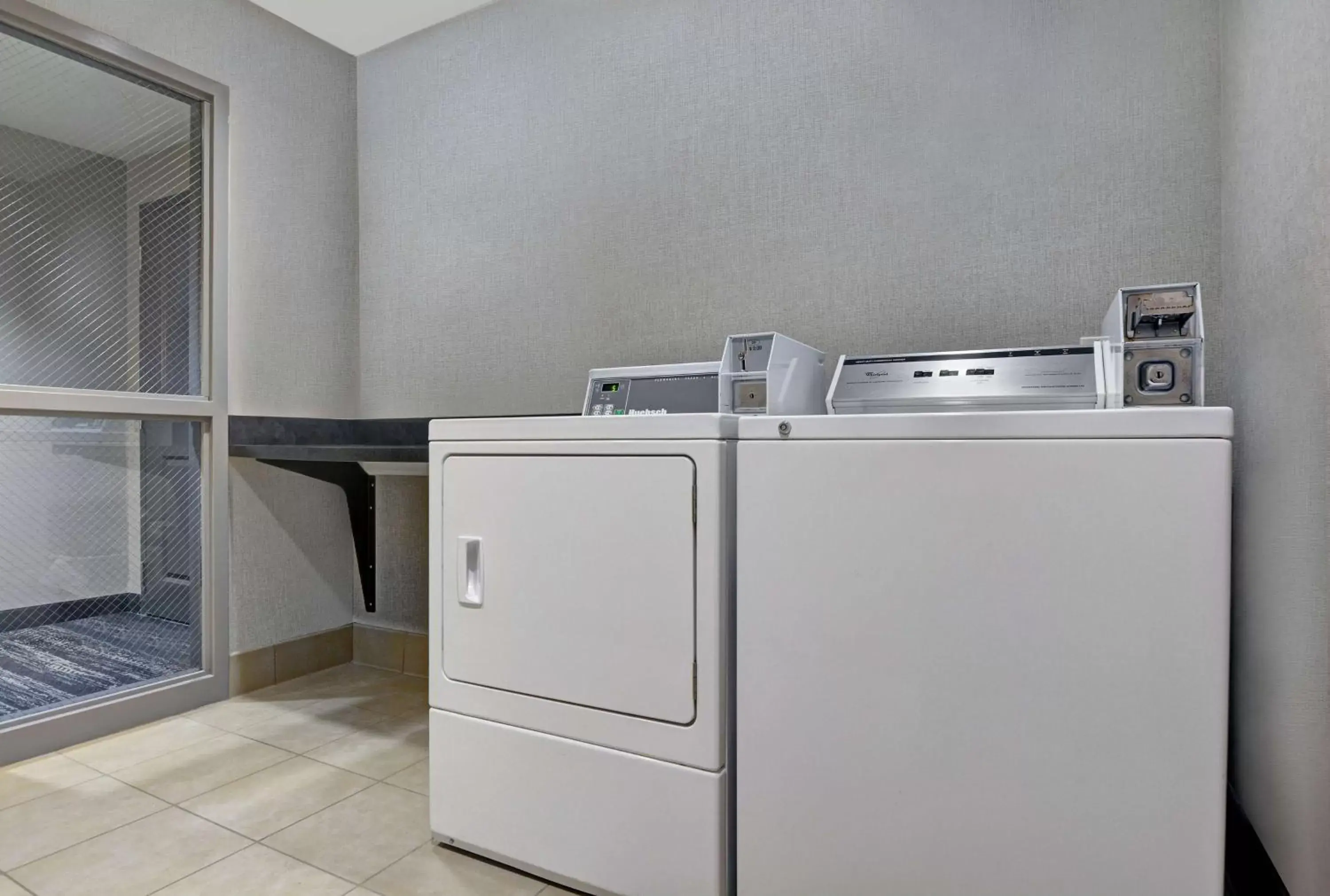 Property building, Kitchen/Kitchenette in Hampton Inn Bath - Brunswick Area , ME