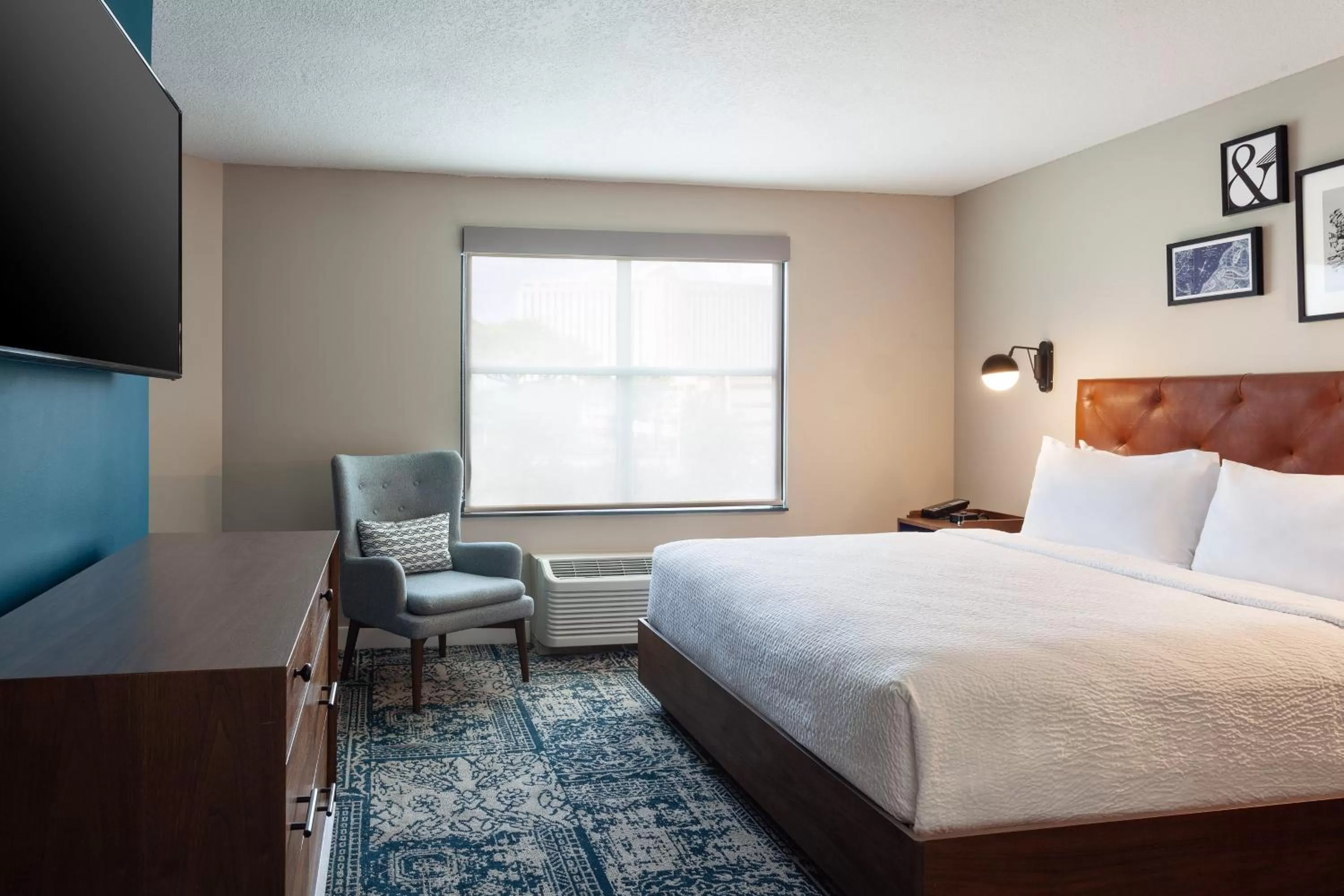 Photo of the whole room, Bed in Four Points by Sheraton Orlando Convention Center