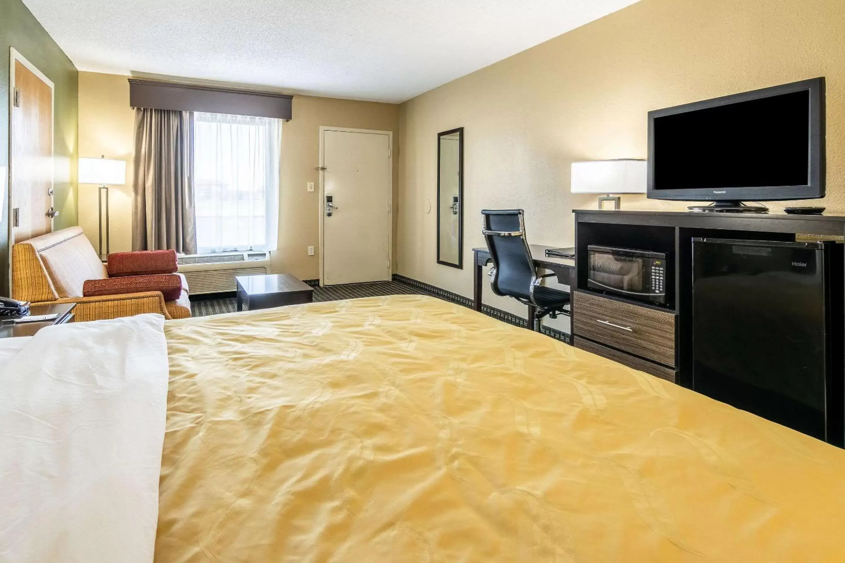 Photo of the whole room, TV/Entertainment Center in Quality Inn National Fairgrounds Area