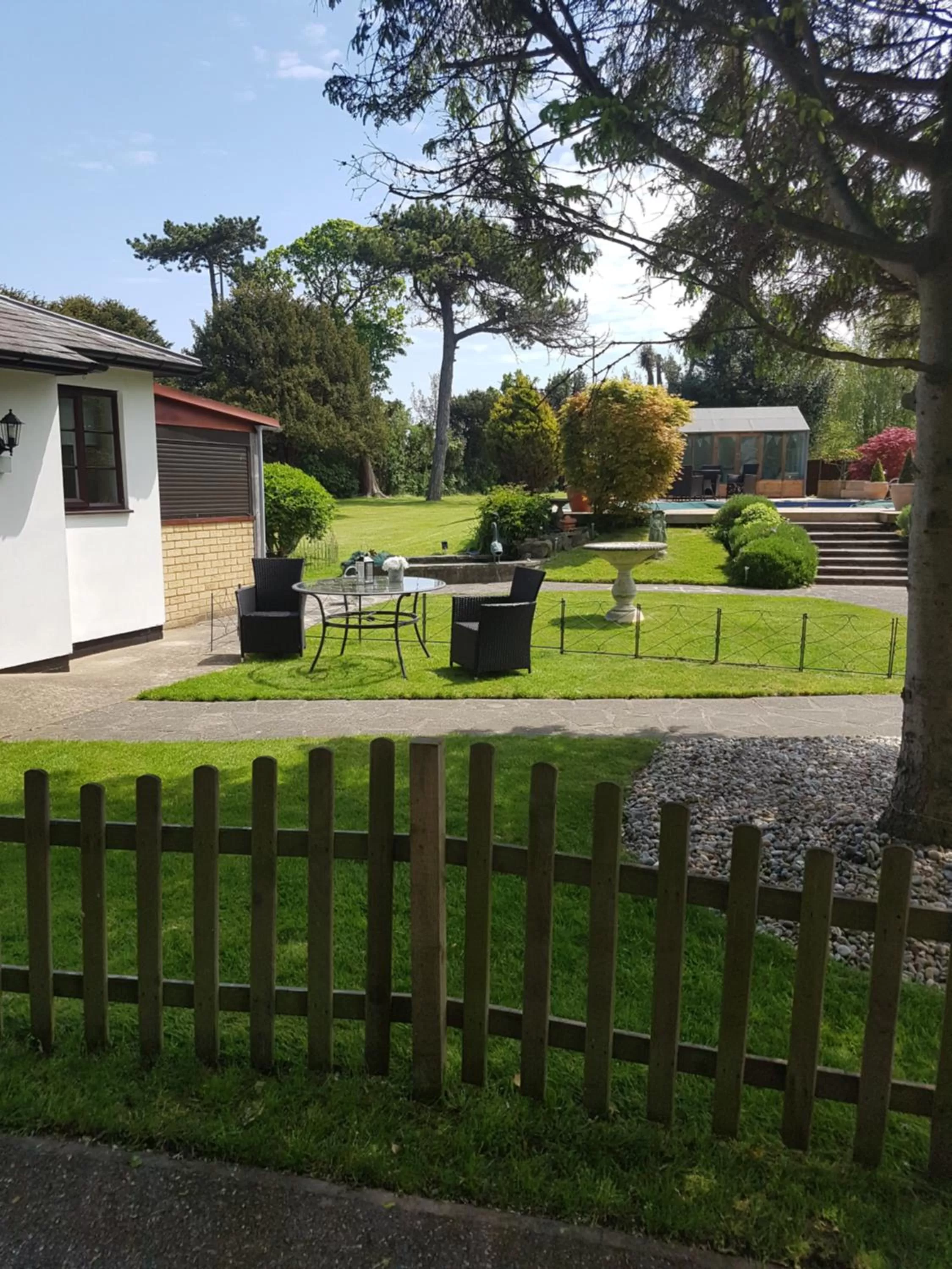 Garden in Igguldene Retreat with Jacuzzi