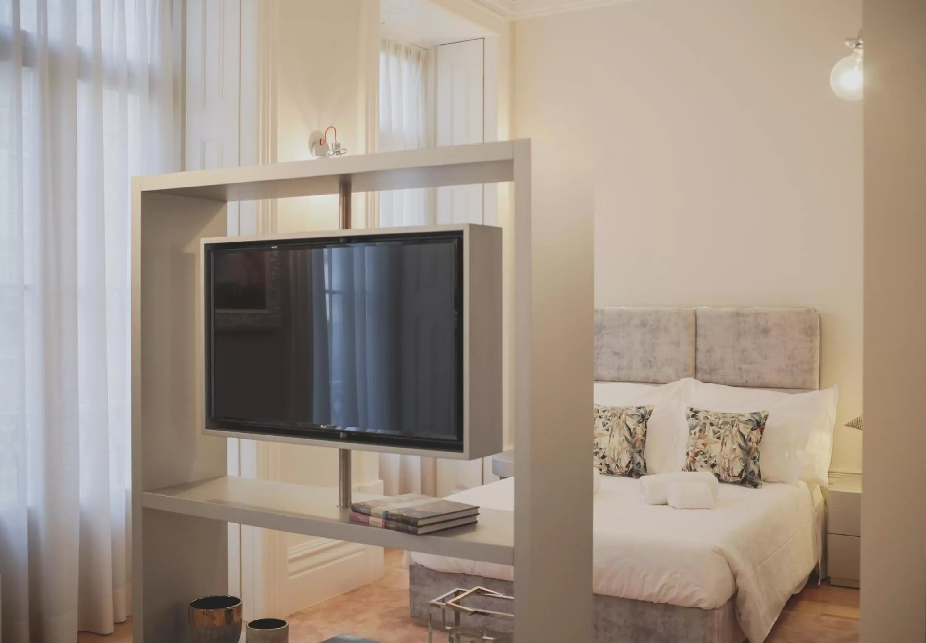 Bed, TV/Entertainment Center in viterbo'8 - The Artists House