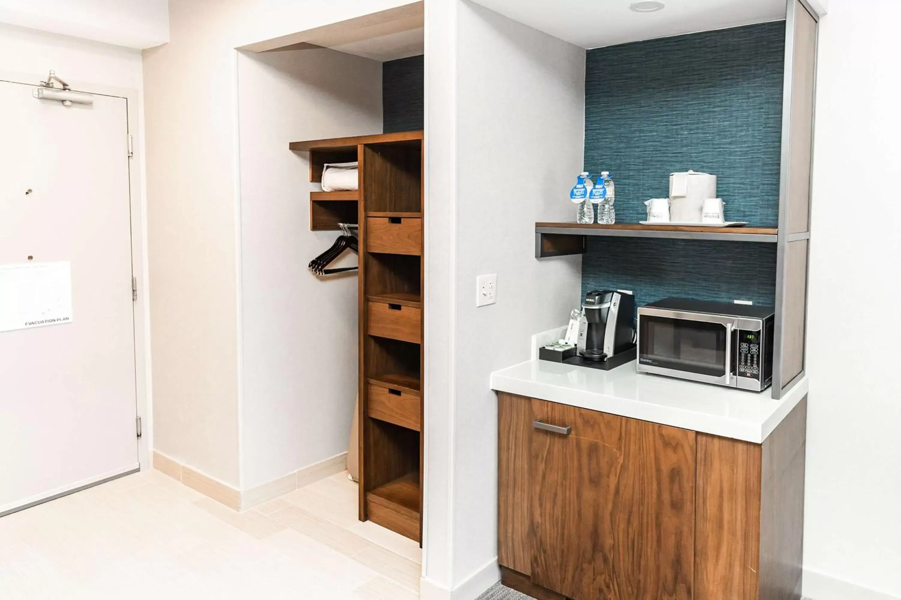 Photo of the whole room, Kitchen/Kitchenette in Hilton Garden Inn Fairfax