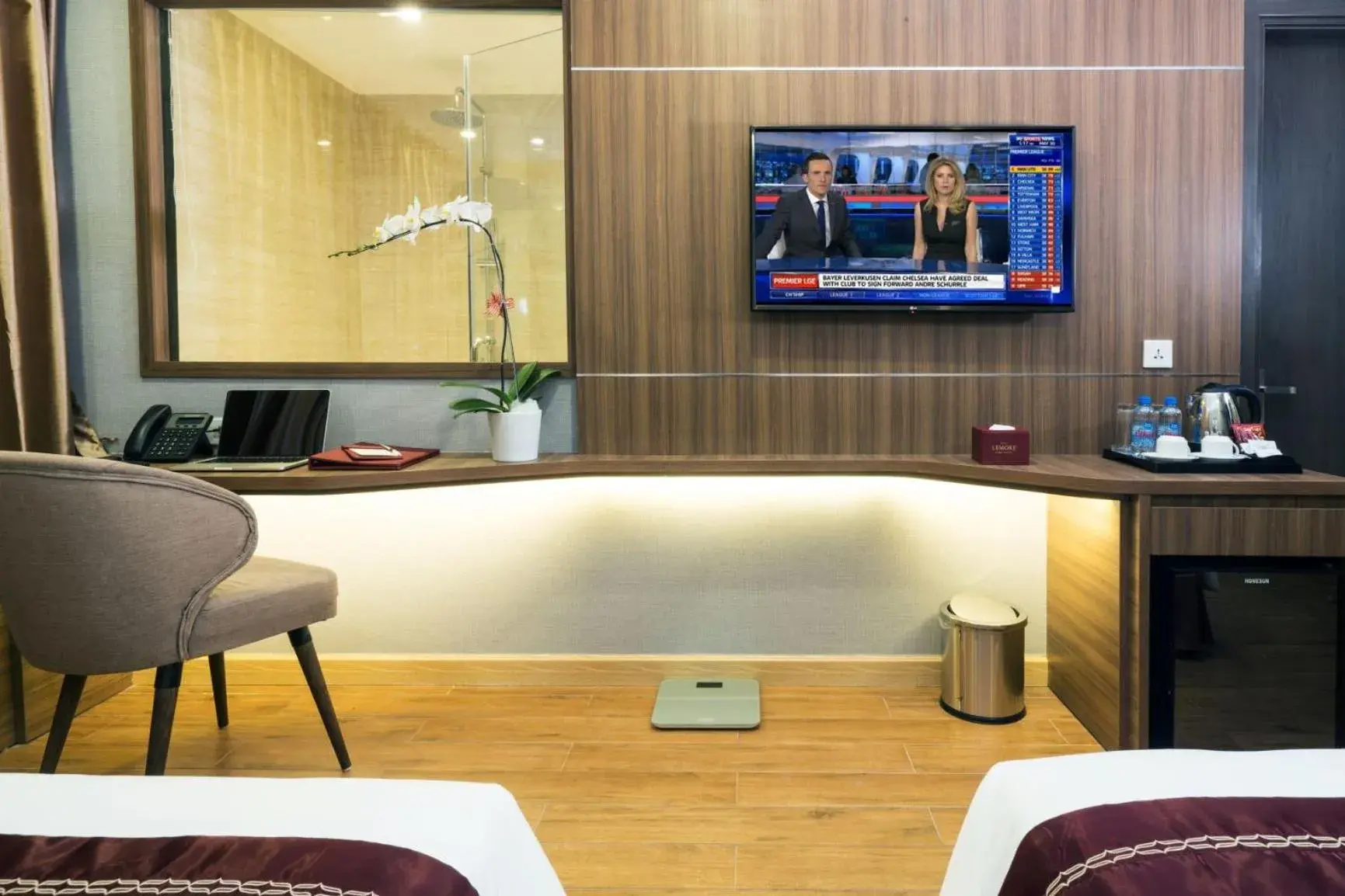 Communal lounge/ TV room, TV/Entertainment Center in Le More Hotel