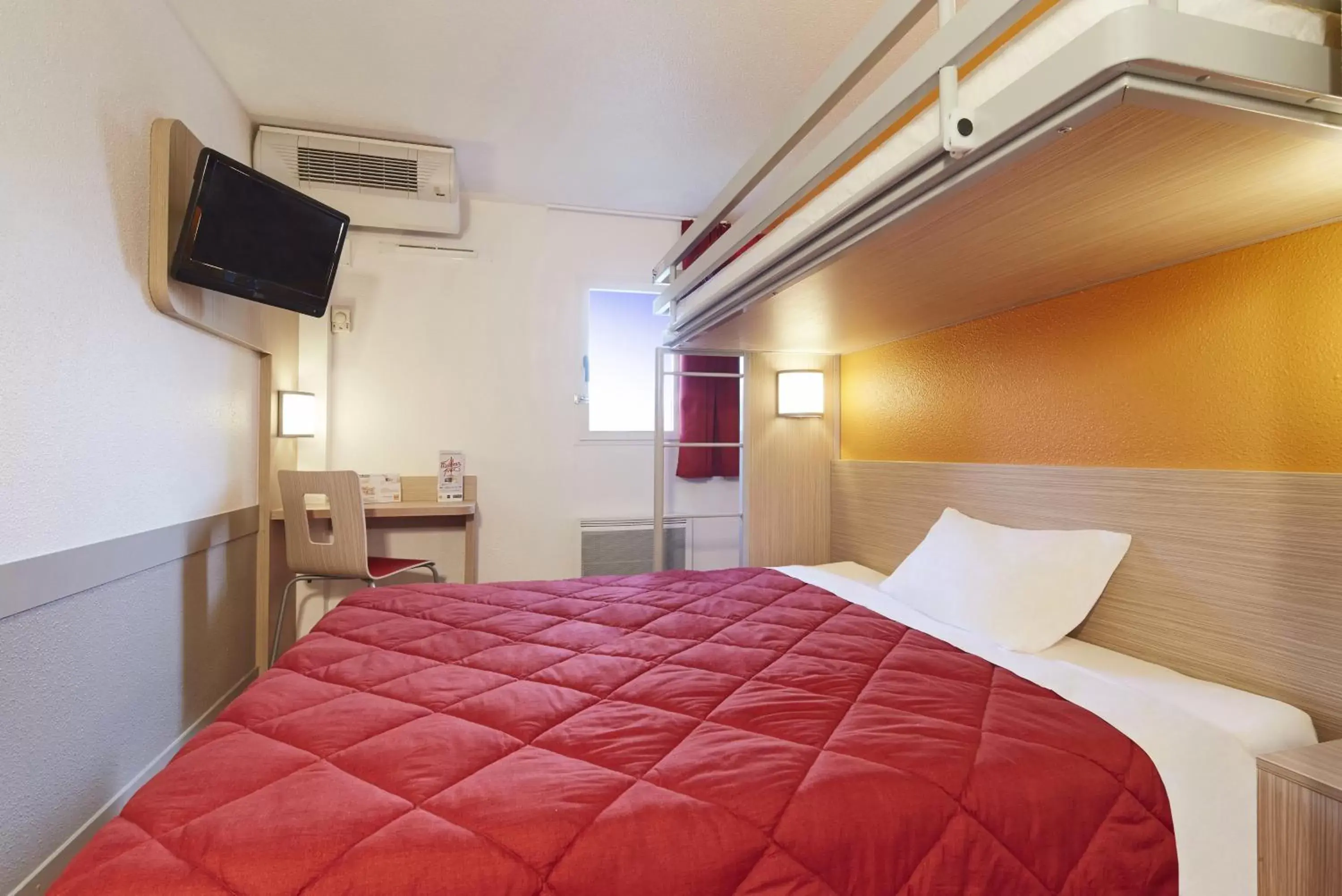 Bedroom, Bed in Premiere Classe Roissy CDG - Paris Nord 2 - Parc des Expositions