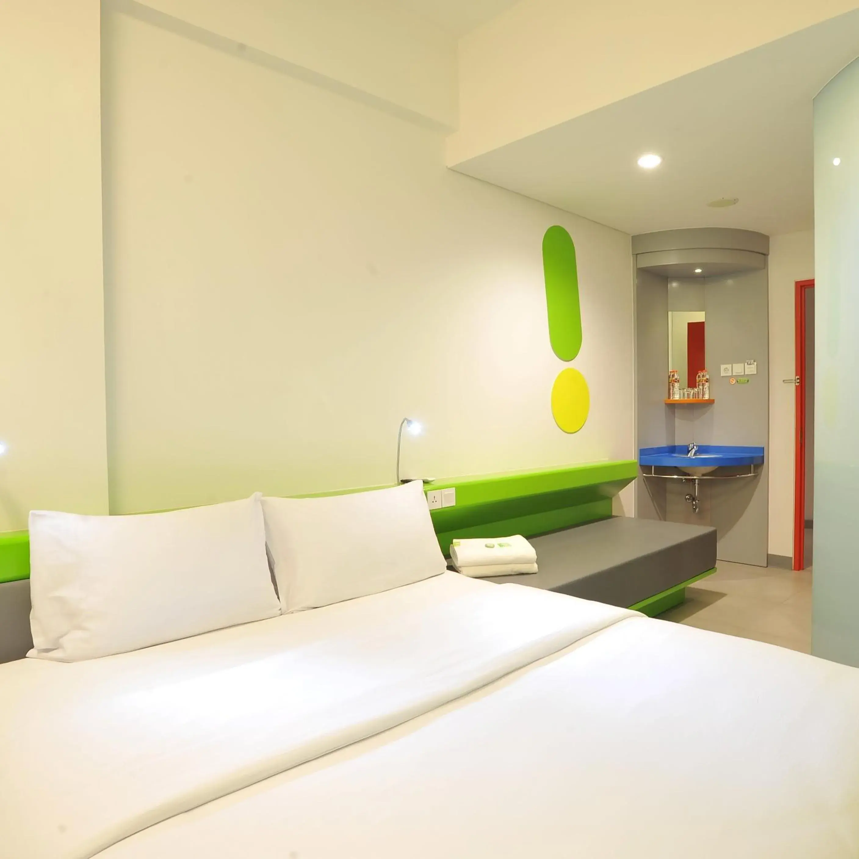 Photo of the whole room, Bed in POP! Hotel Diponegoro Surabaya