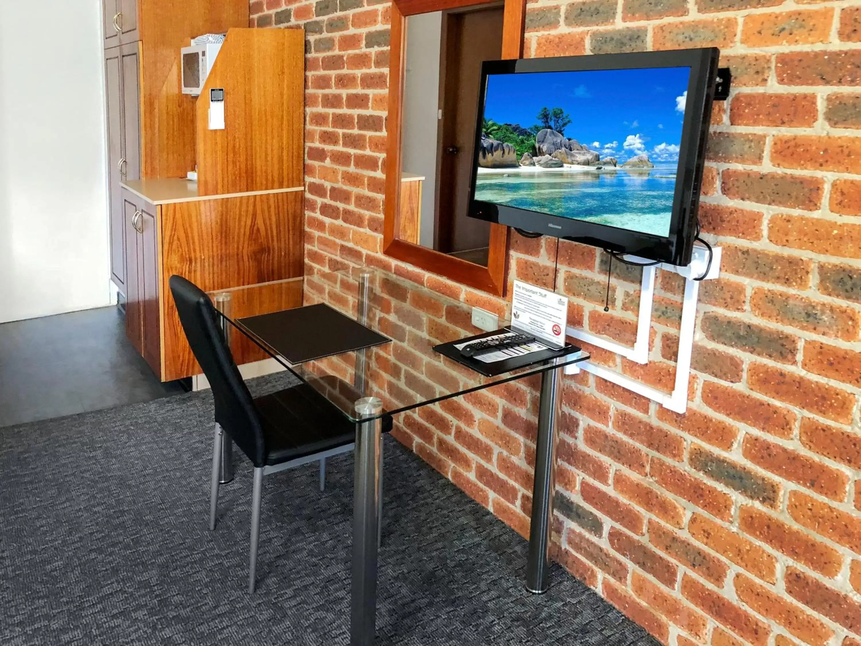 Living room, TV/Entertainment Center in Leeton Heritage Motor Inn