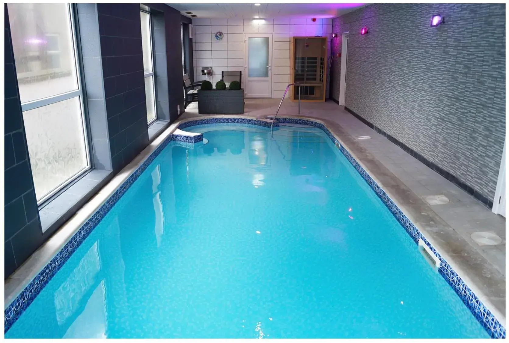 Sauna, Swimming Pool in Bedford Hotel