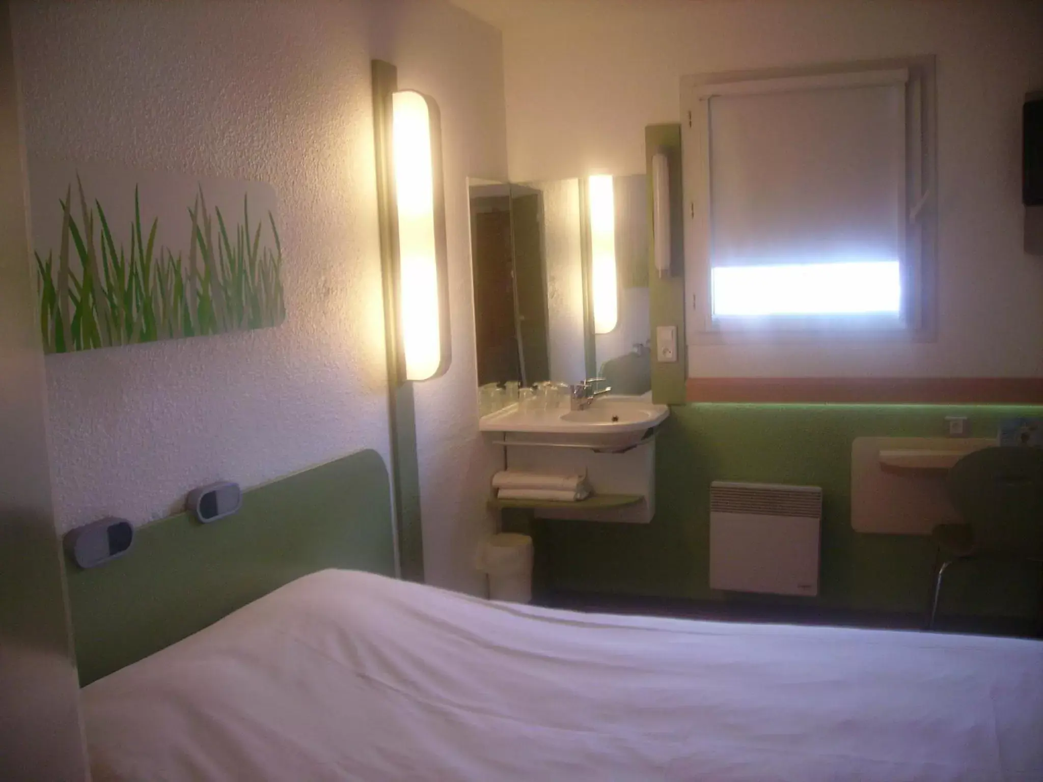 Photo of the whole room, Bed in ibis budget Remiremont
