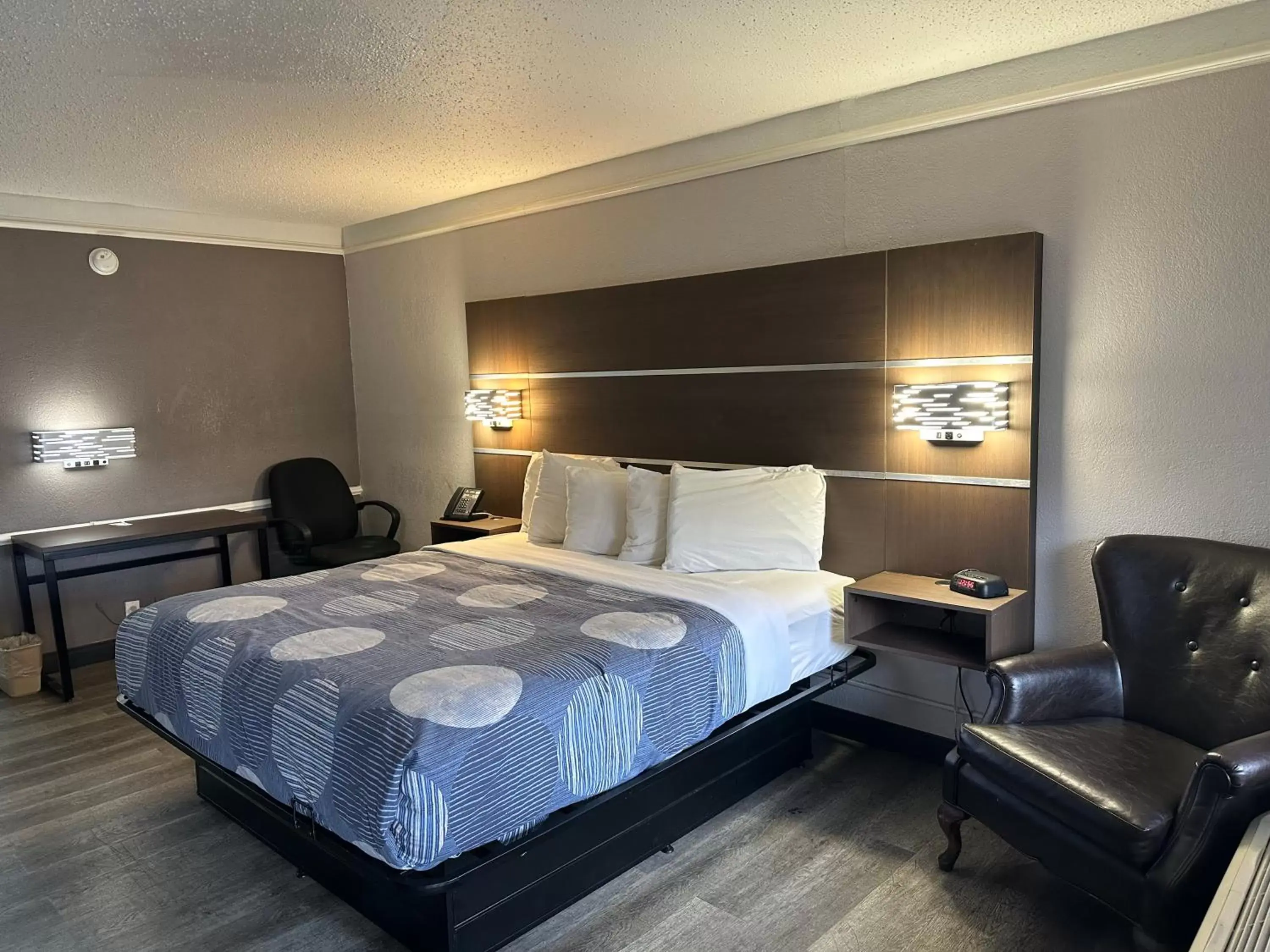 Bed in La Quinta Inn by Wyndham San Antonio Vance Jackson