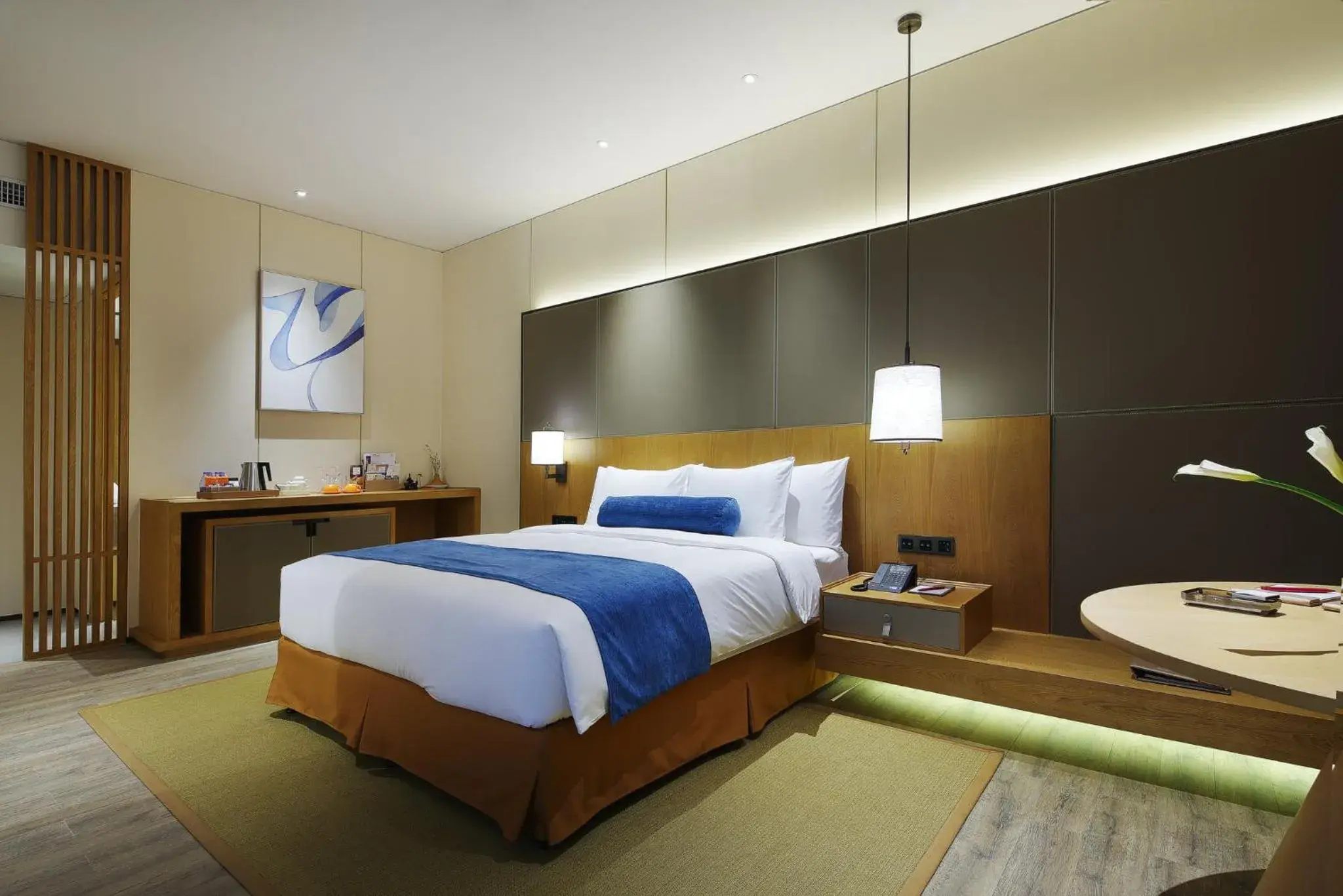 Photo of the whole room, Bed in Crowne Plaza Nanchang Wanli, an IHG Hotel