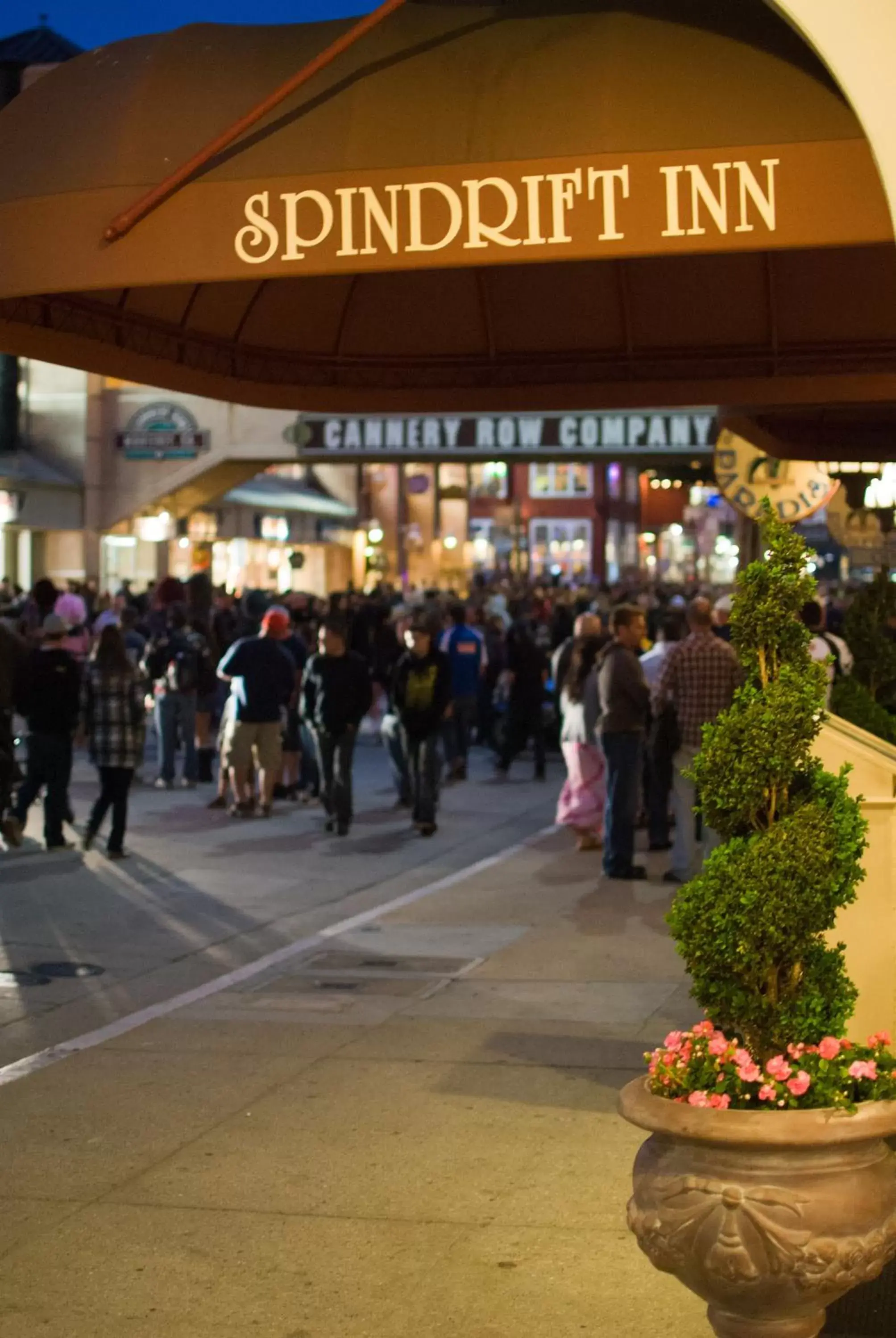 Facade/entrance in Spindrift Inn