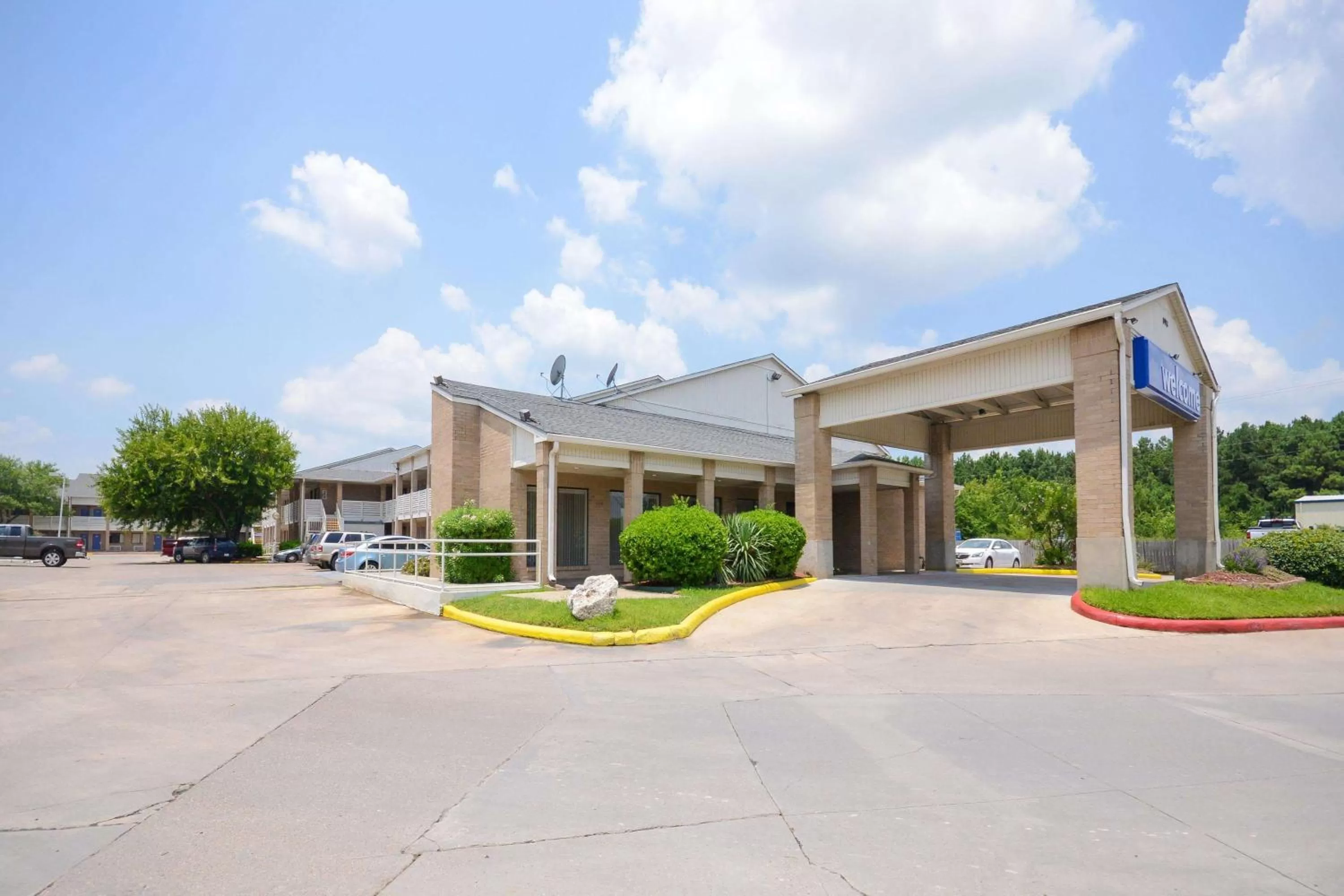 Property building in Motel 6-Baytown, TX - Baytown East