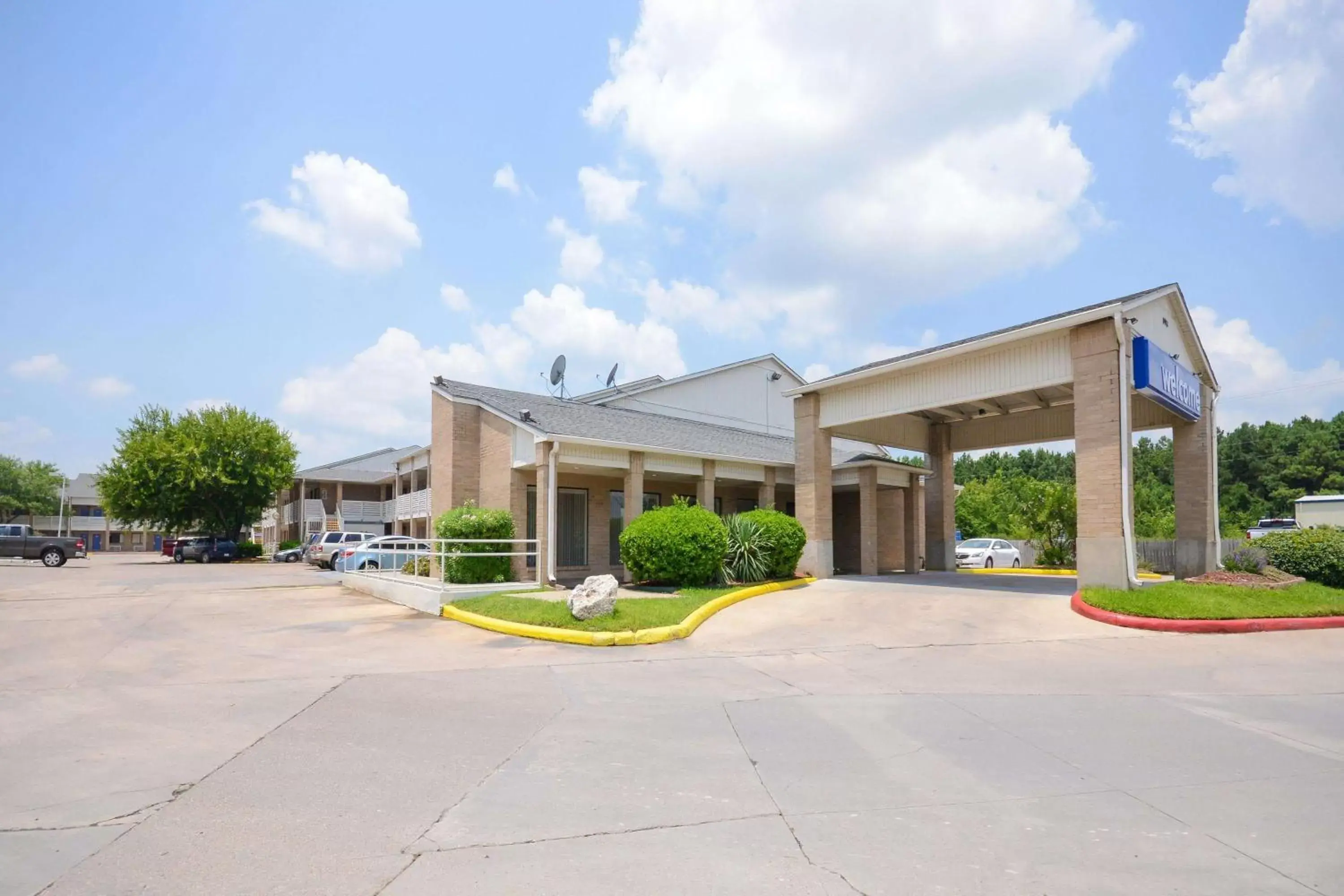 Property building, Facade/Entrance in Motel 6-Baytown, TX - Baytown East