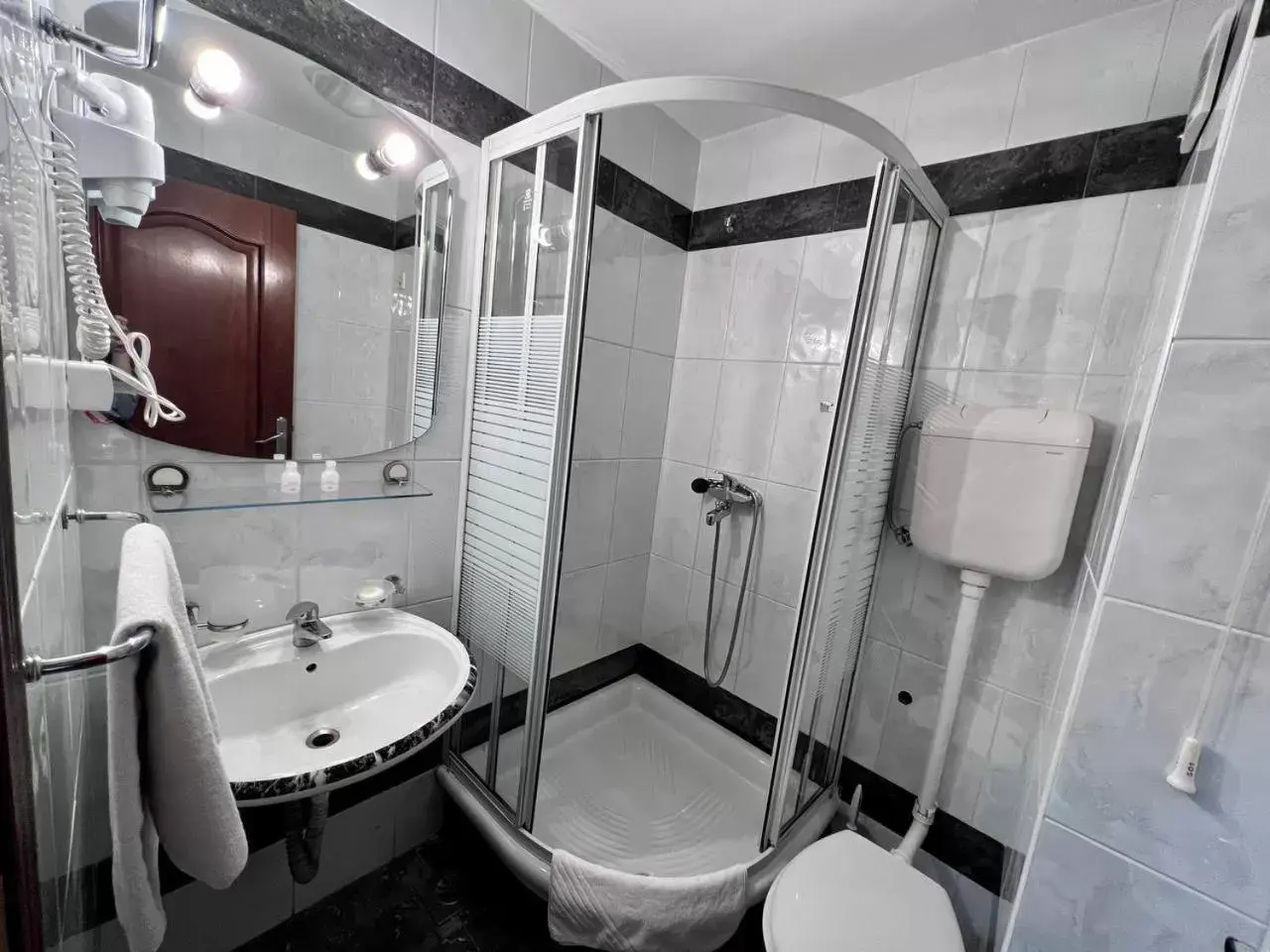 Toilet, Bathroom in Hotel Ambasador