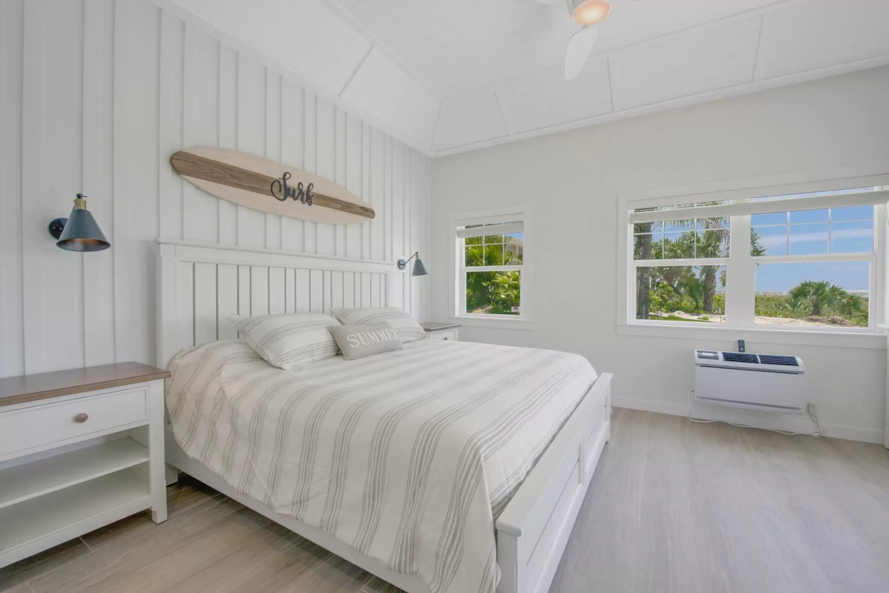 Bed in Casey Key Resorts - Beachfront