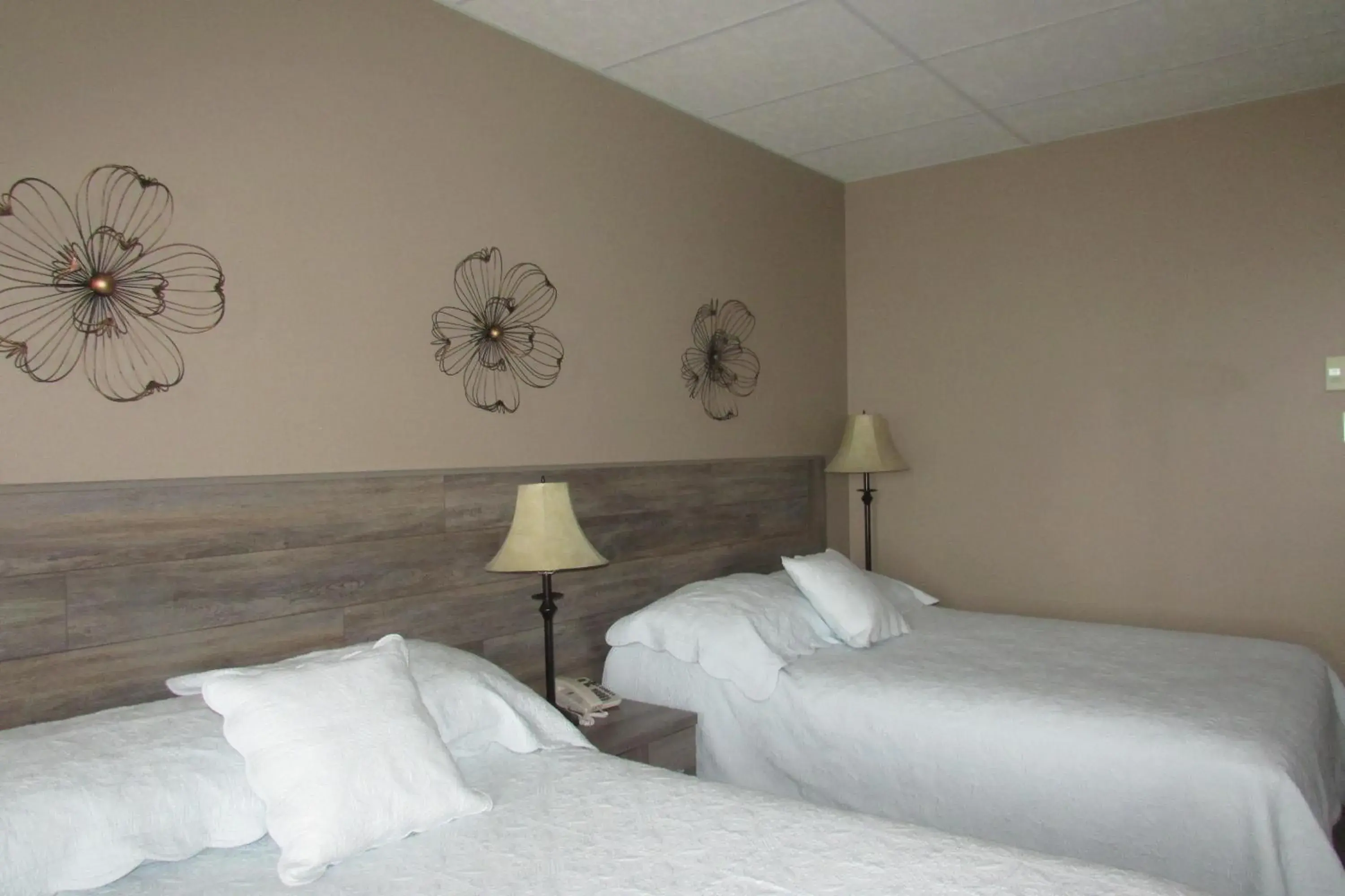 Bed, Room Photo in Motel Restaurant Nanook