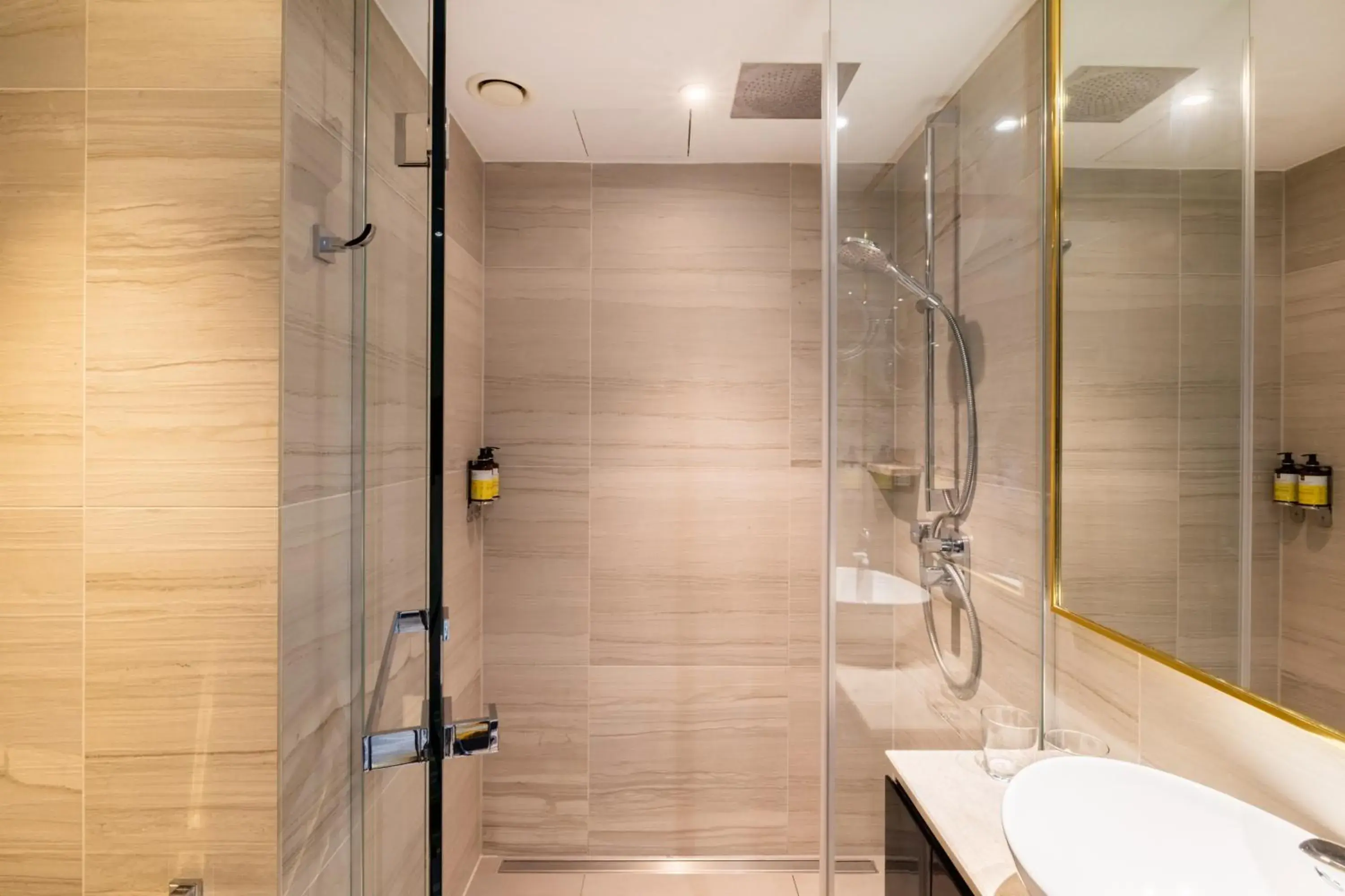 Shower, Bathroom in Hotel Saint London