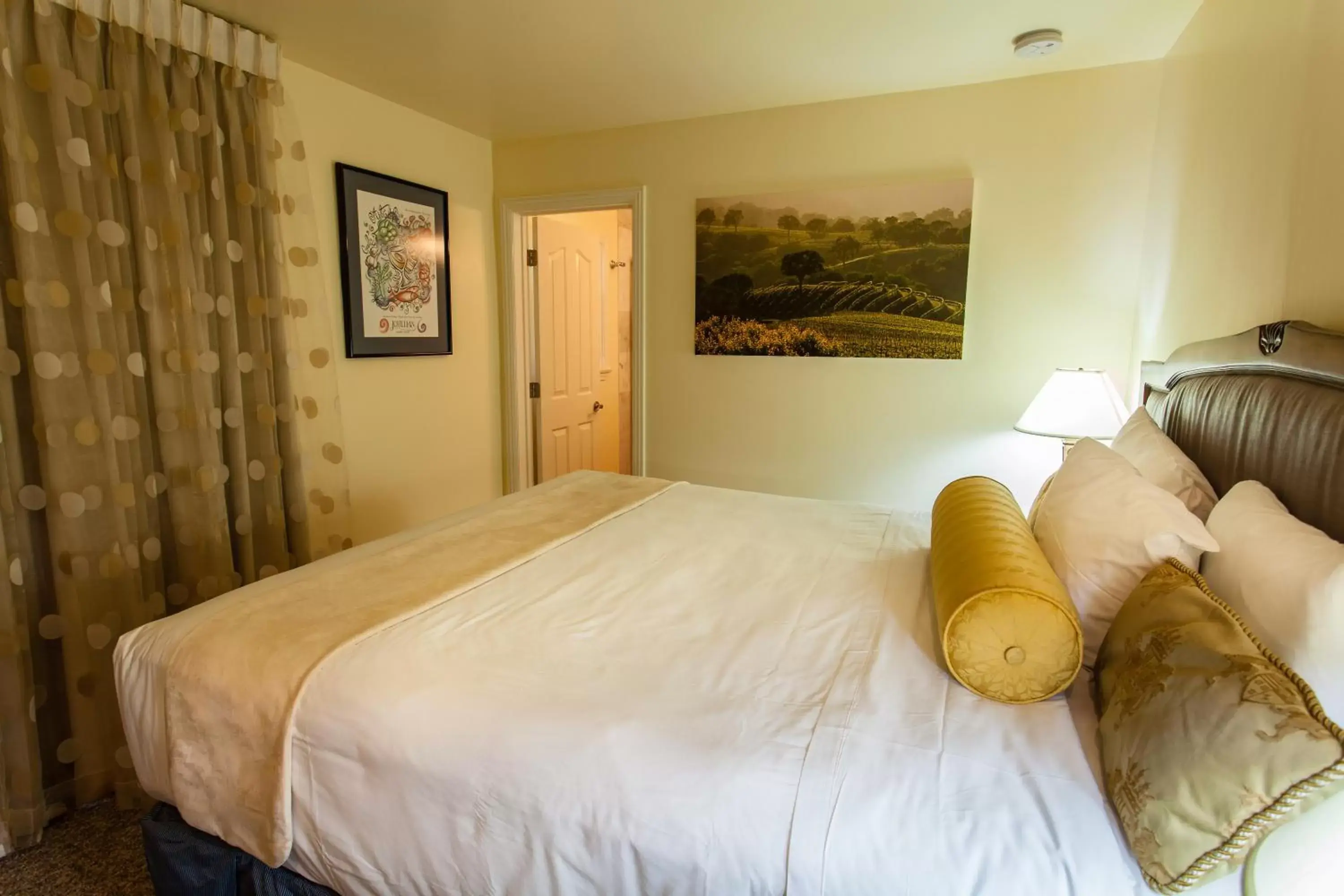 Photo of the whole room, Bed in The Vendange Carmel Inn & Suites