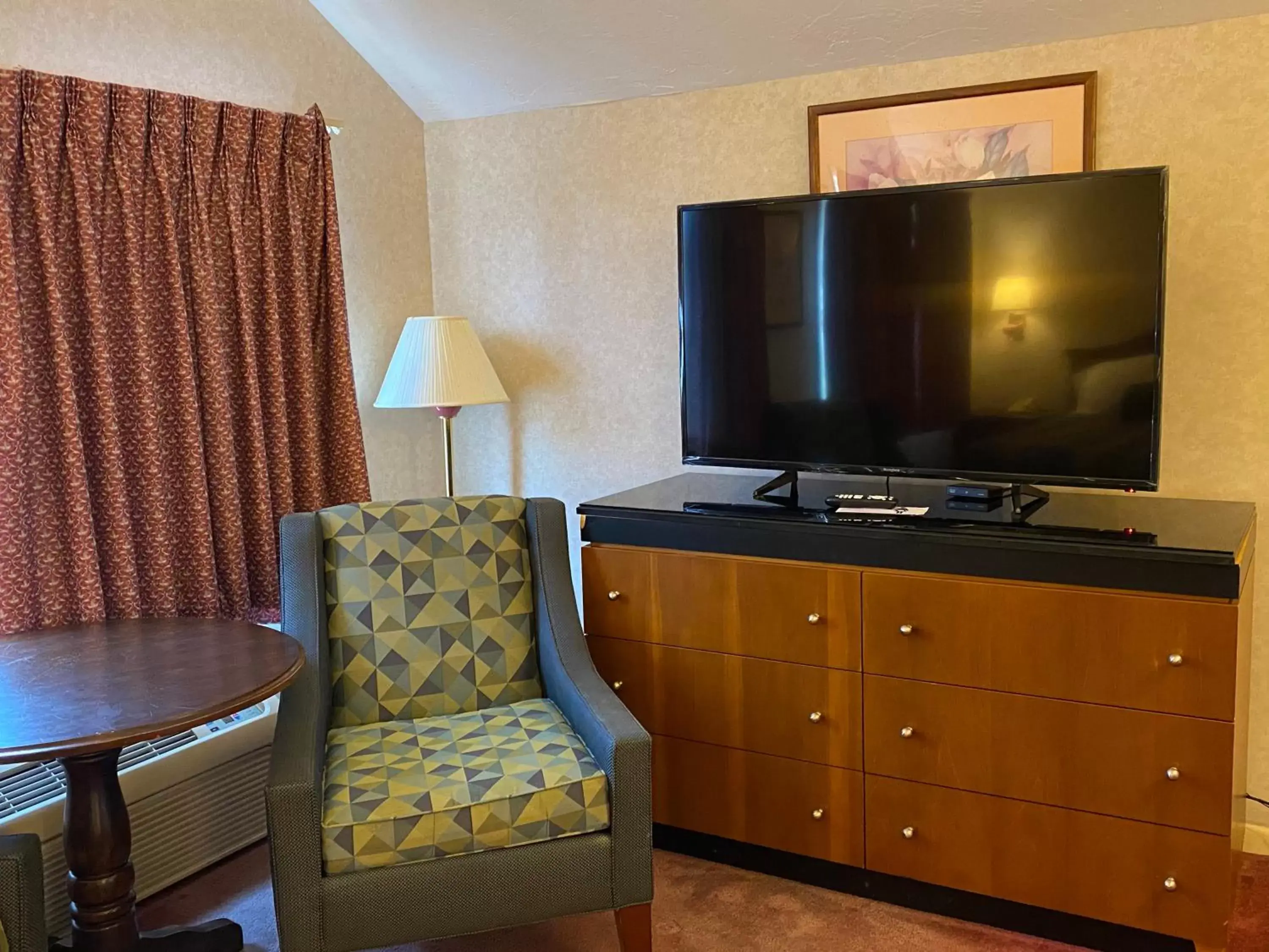 TV/Entertainment Center in Economy Lodge 682 Main St Sturbridge