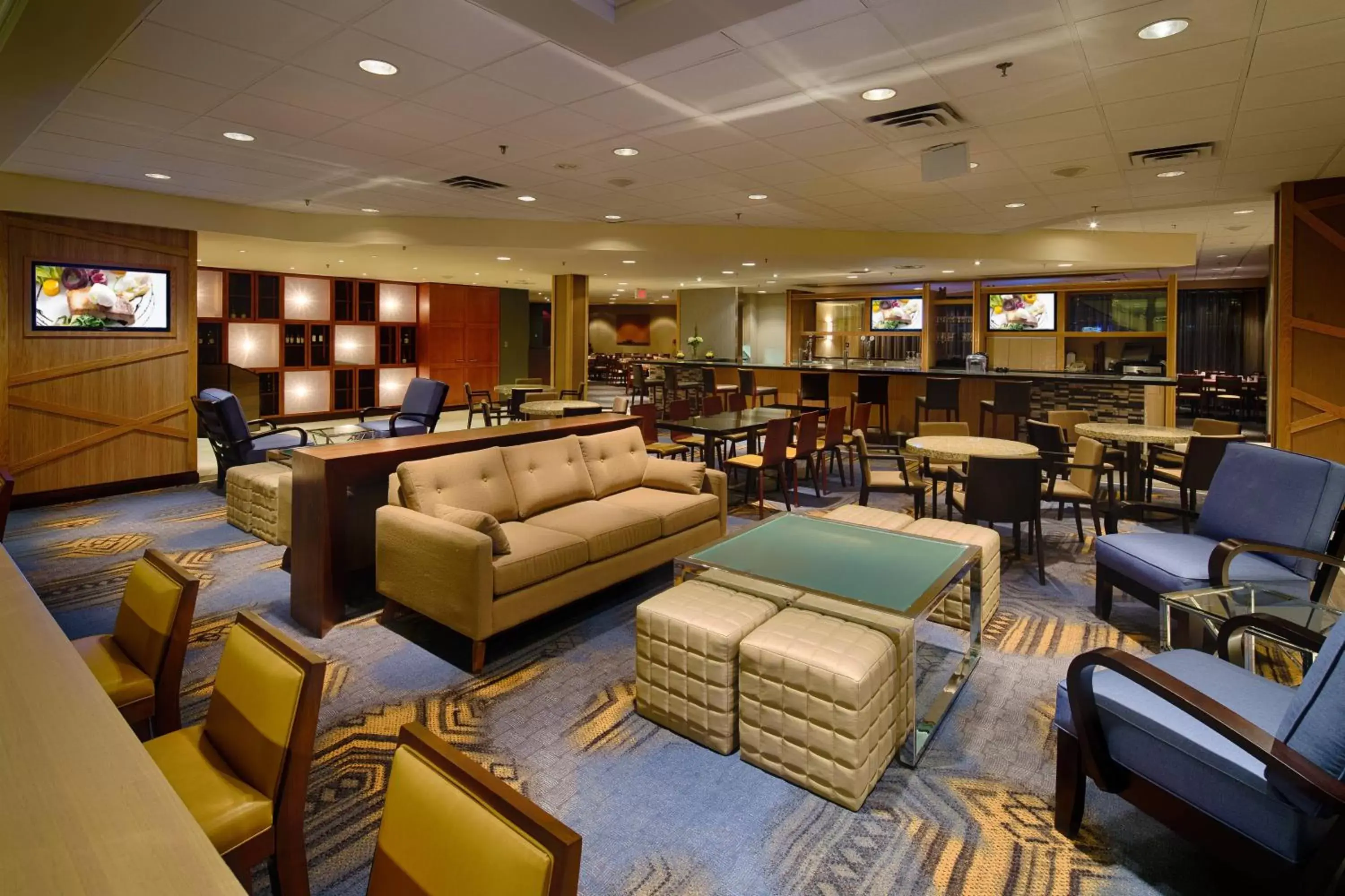 Lounge or bar in Delta Hotels by Marriott Winnipeg