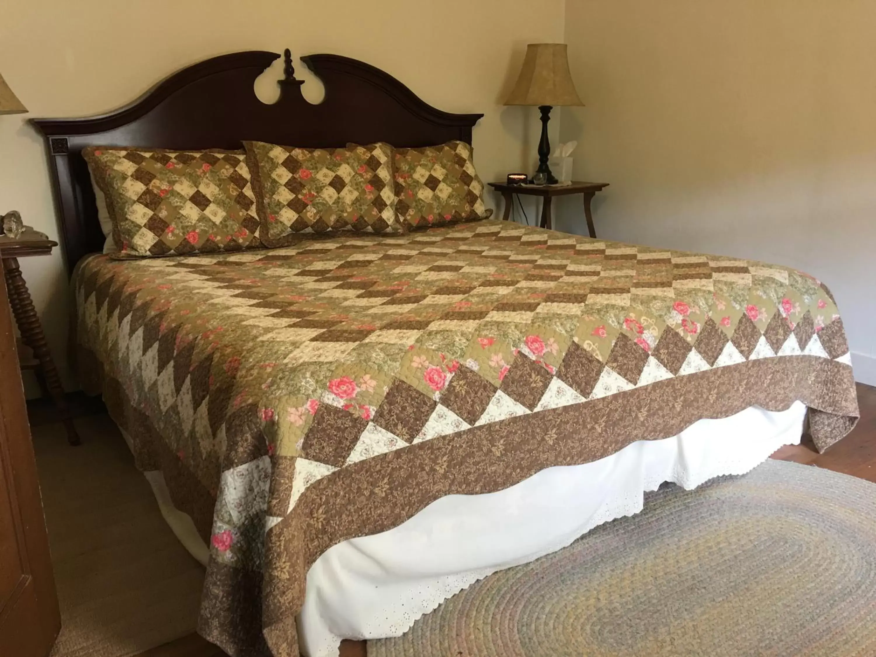 Bed in River House Inn