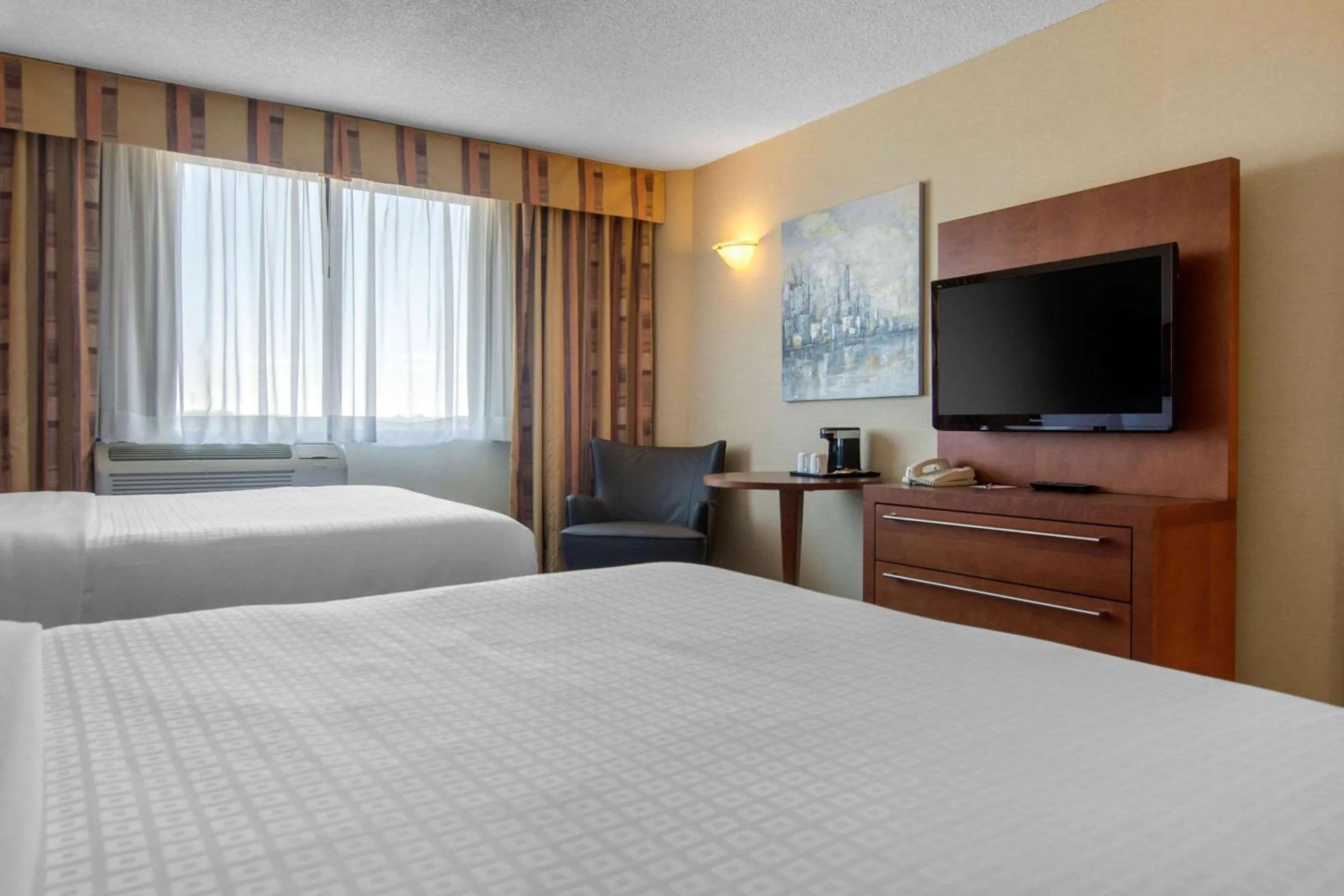 Photo of the whole room, TV/Entertainment Center in Quality Hotel et Centre de Congres