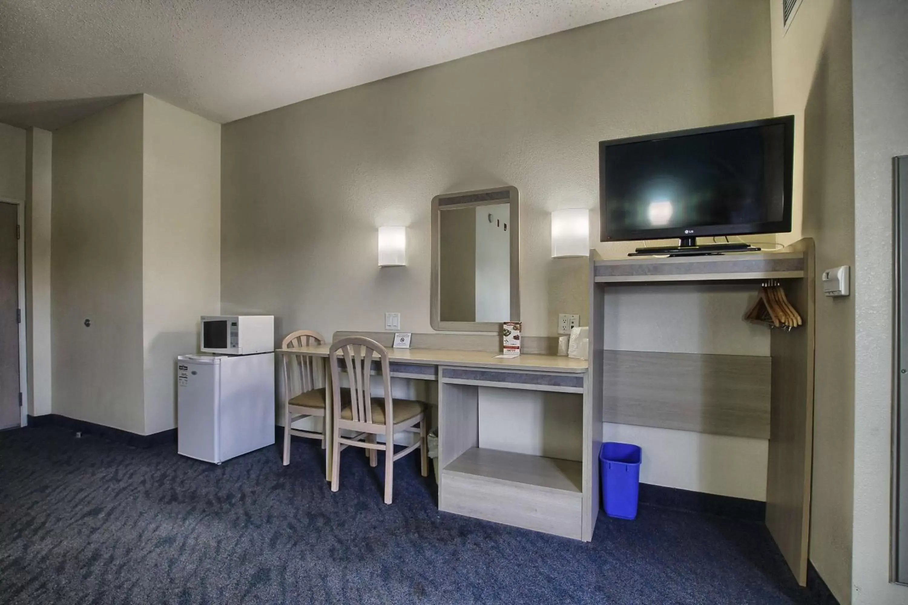 TV and multimedia, TV/Entertainment Center in Motel 6-London, ON - Ontario