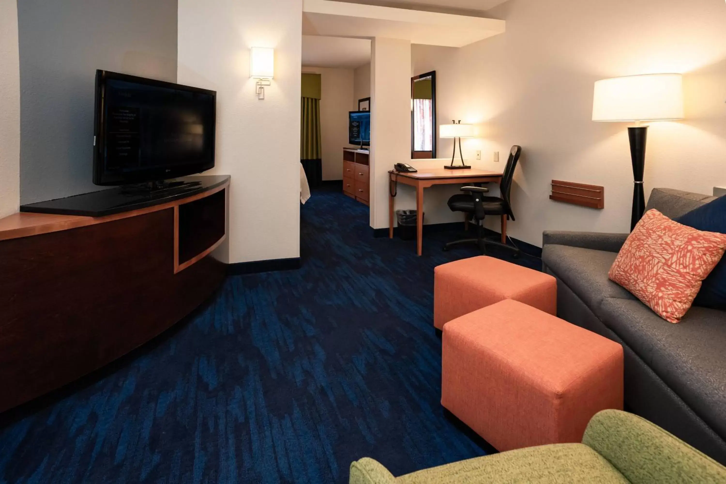 Living room, TV/Entertainment Center in Fairfield Inn & Suites by Marriott Kearney