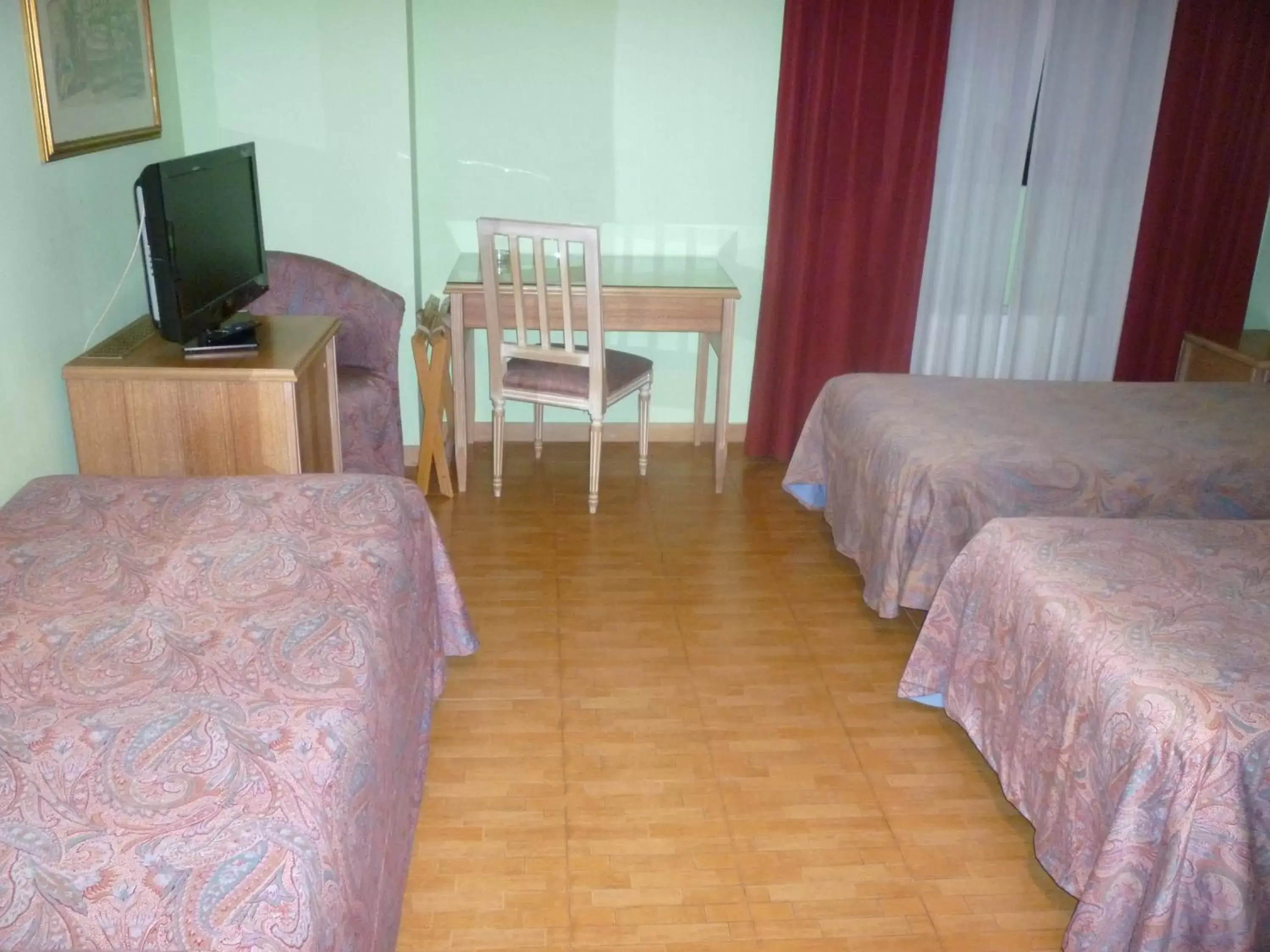 Bedroom, TV/Entertainment Center in Hotel Ascot