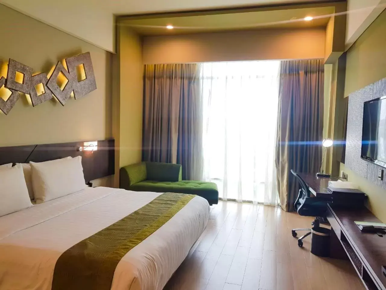 Photo of the whole room, Bed in Holiday Inn Cikarang Jababeka, an IHG Hotel