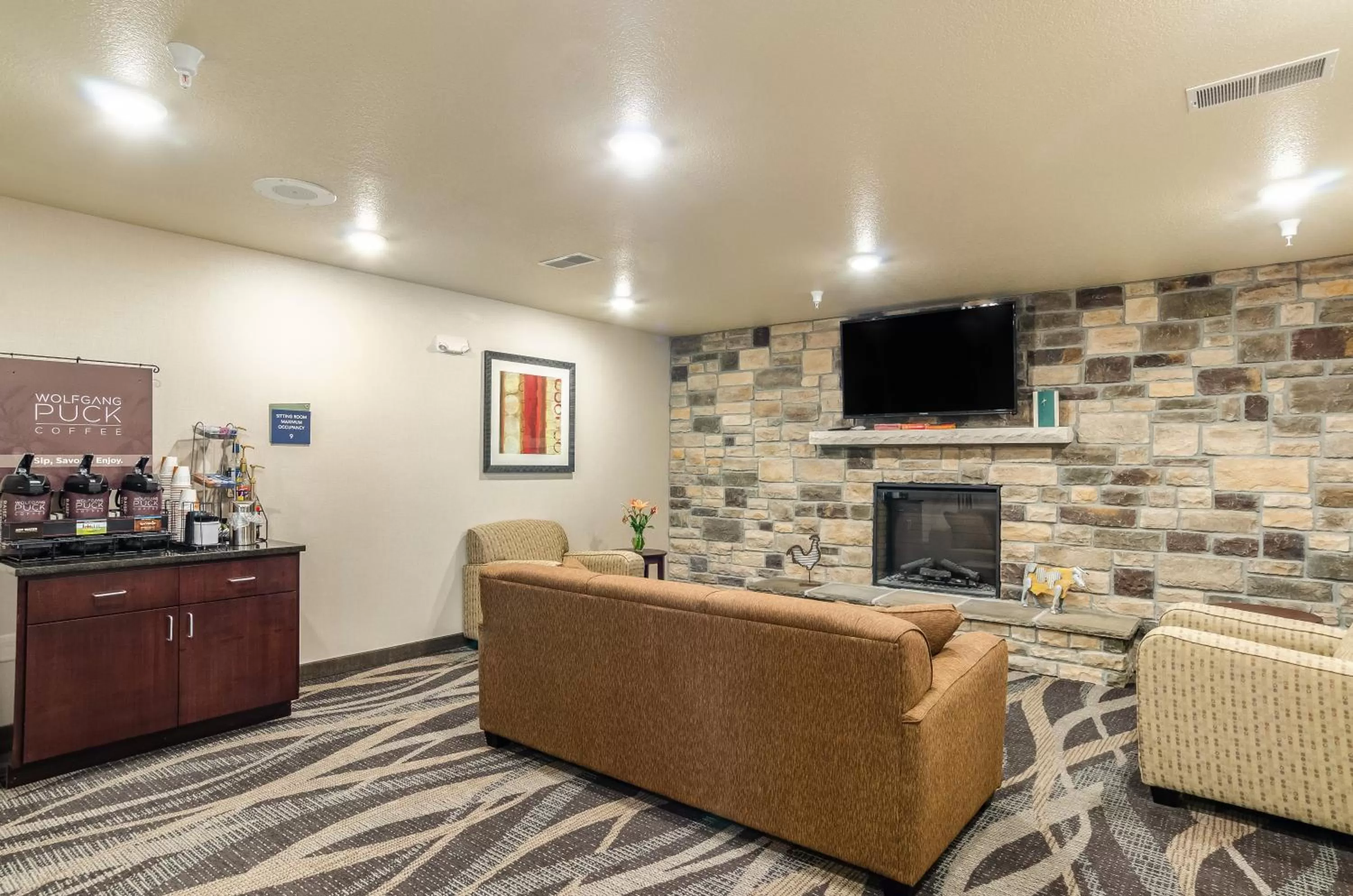Communal lounge/ TV room in Cobblestone Inn & Suites - Bridgeport